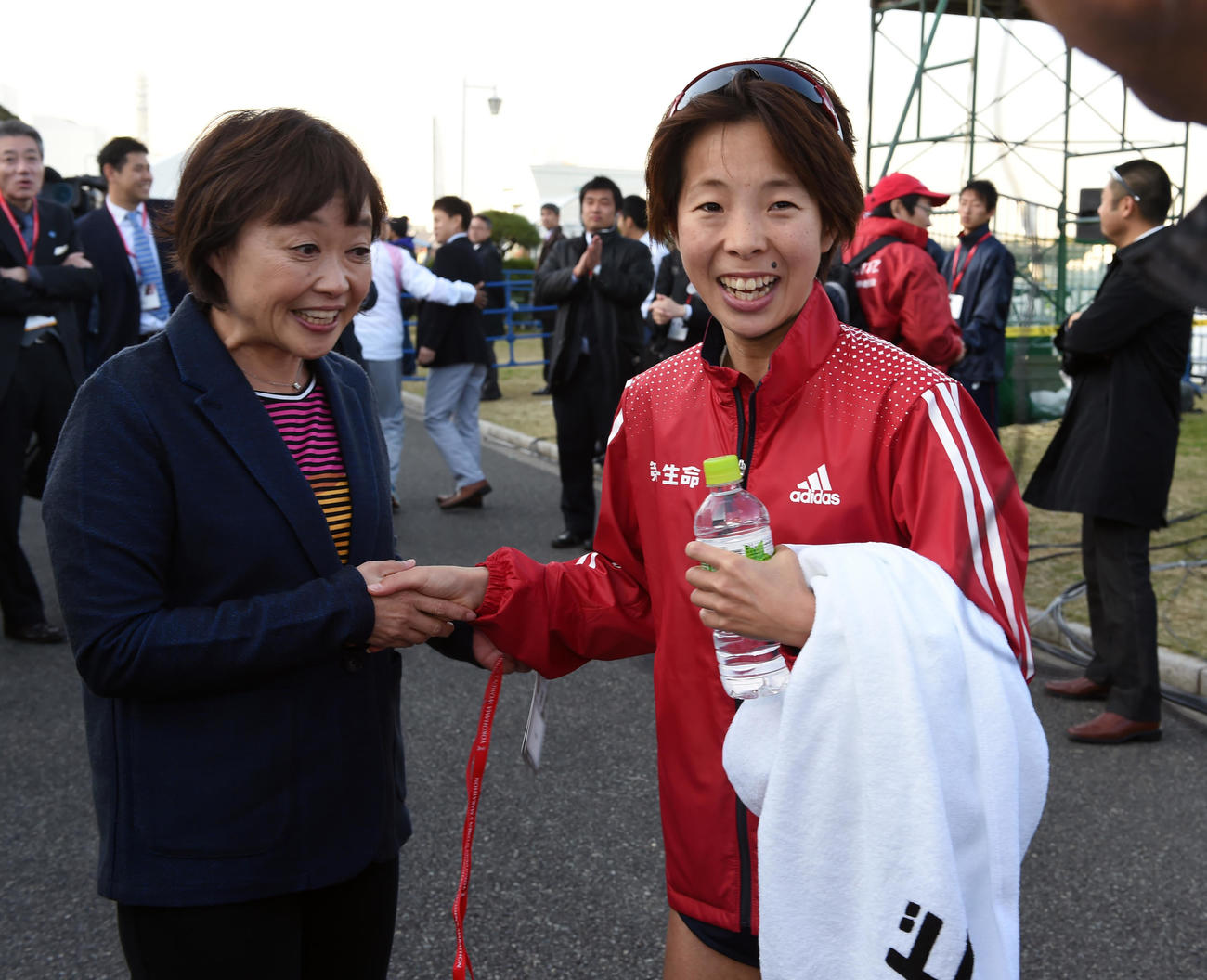 横浜国際女子マラソン　優勝した田中智美（右）は増田明美と握手する（2014年11月撮影）