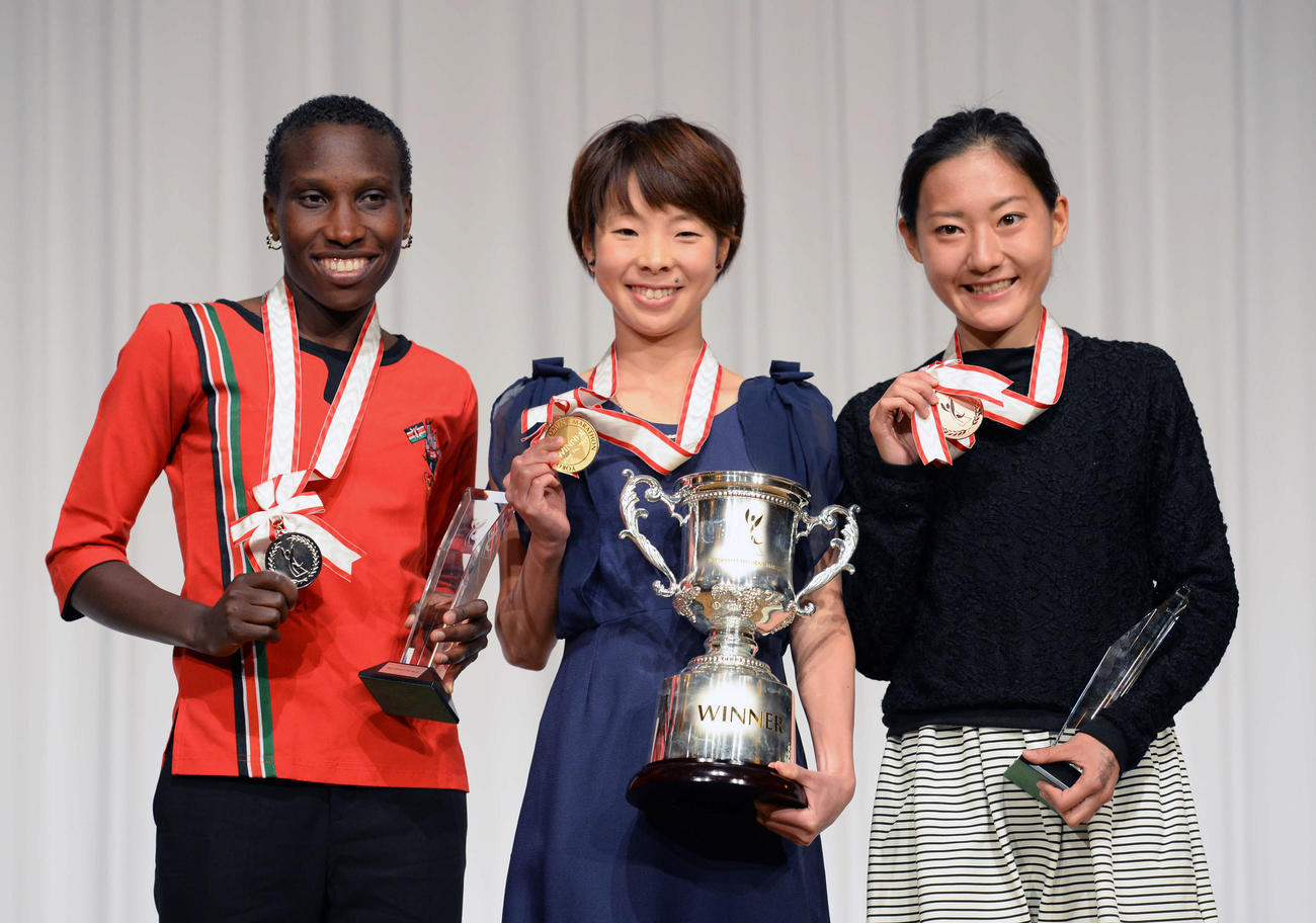 横浜国際女子マラソン　表彰式でメダルを持ち笑顔の左から2位フィレス・オンゴリ、1位田中智美、3位岩出玲亜（2014年11月撮影）