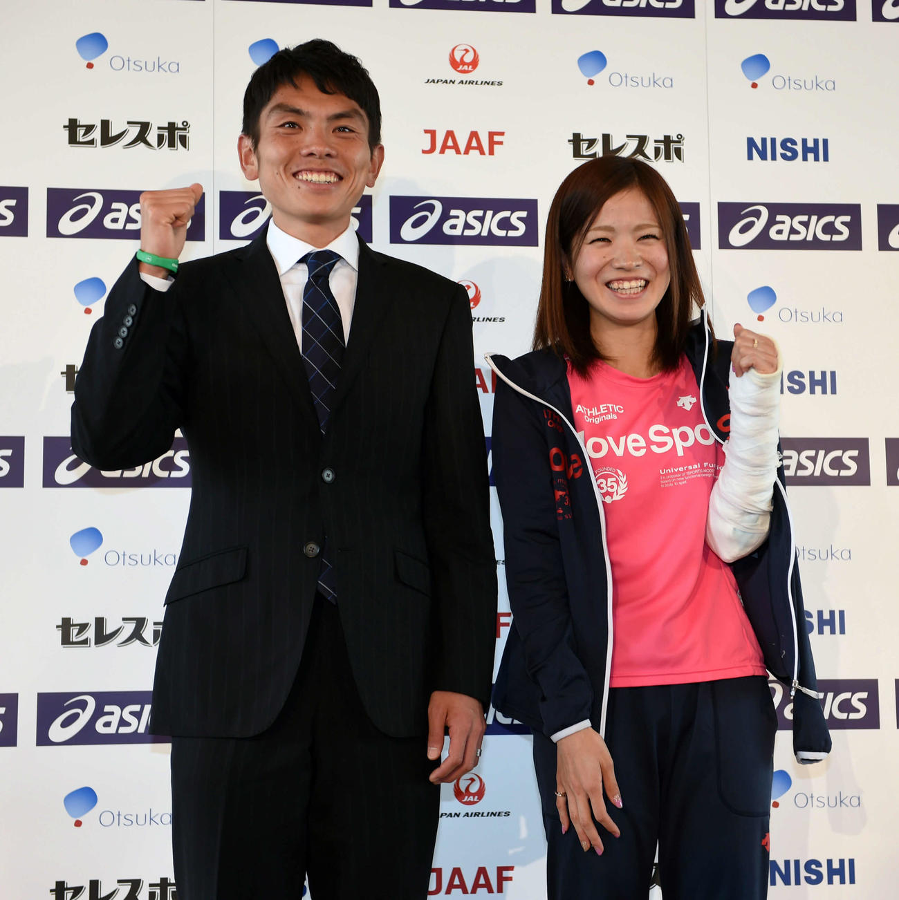 世界陸上のマラソン代表に選ばれた今井正人と前田彩里。前田は先の名古屋で転倒、負傷し包帯を巻いた左手でガッツポーズ