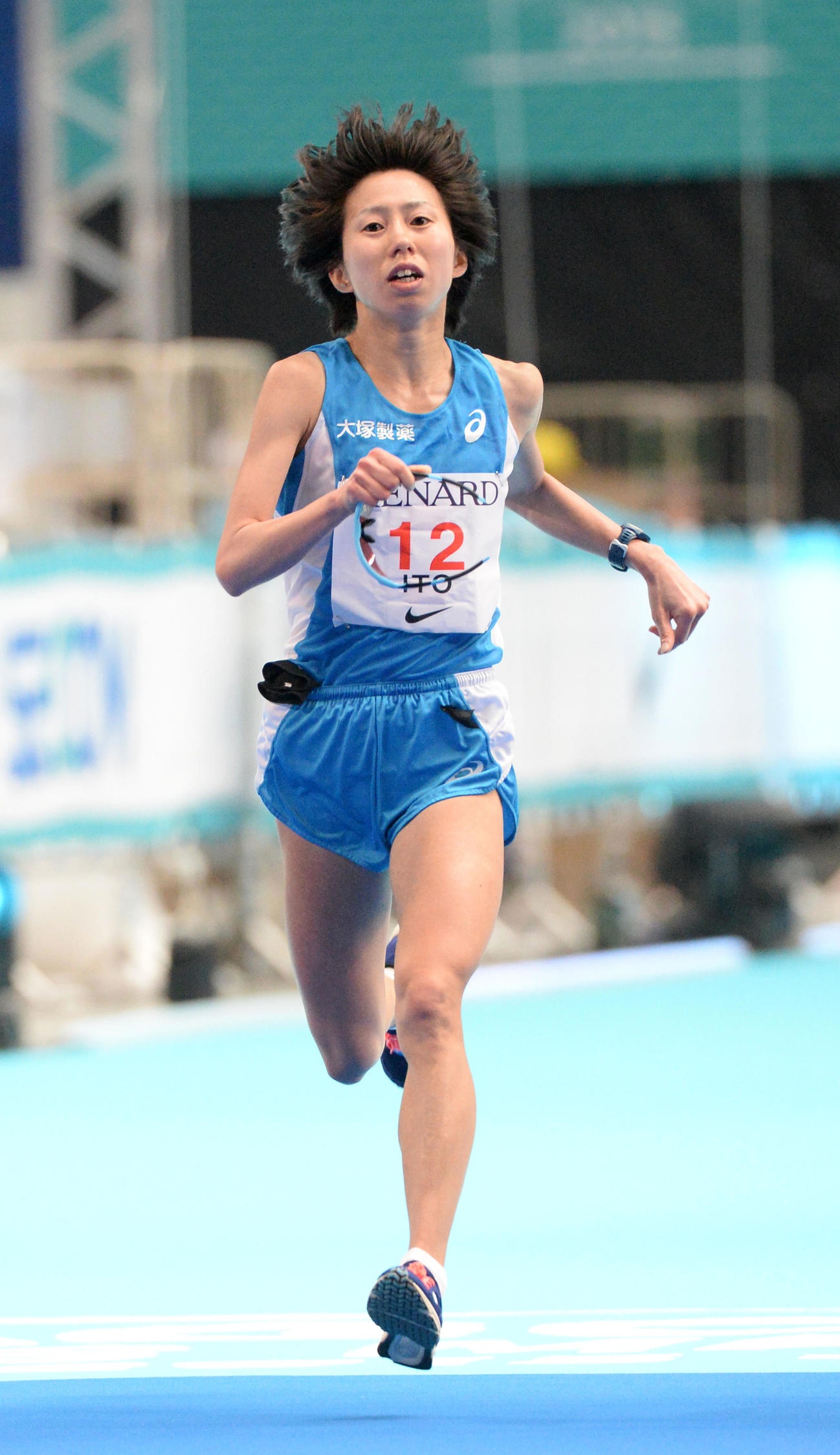 名古屋ウィメンズマラソンで4位でゴールする伊藤舞