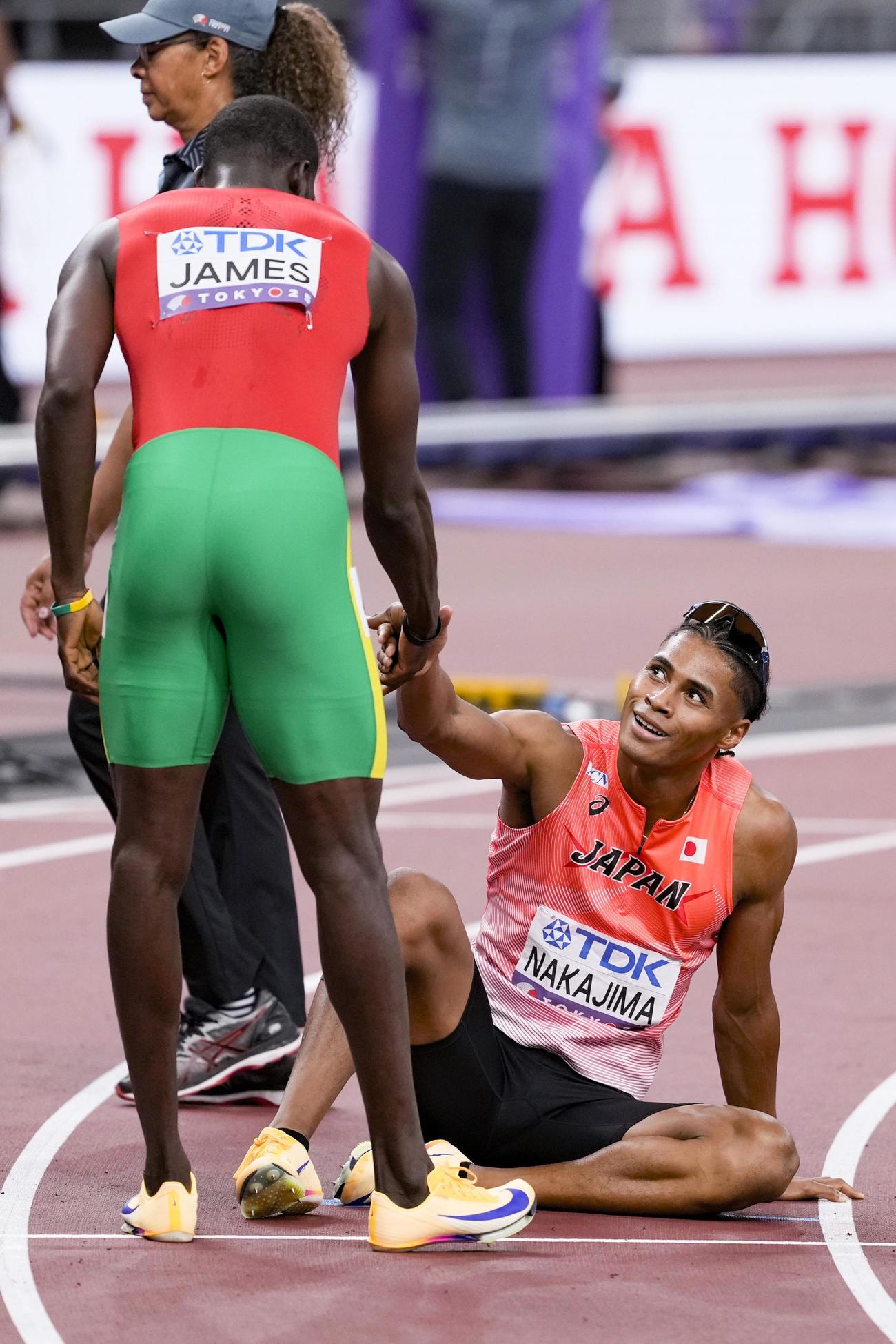 男子400メートル準決勝　レースを終え、健闘をたたえ合う中島佑気ジョセフ（右）（共同）