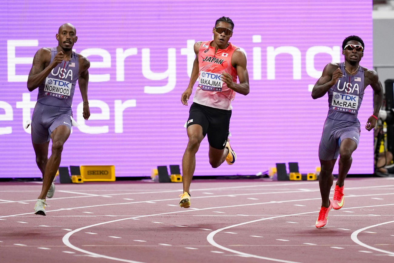 男子400メートル準決勝　力走する中島佑気ジョセフ（中央）（共同）