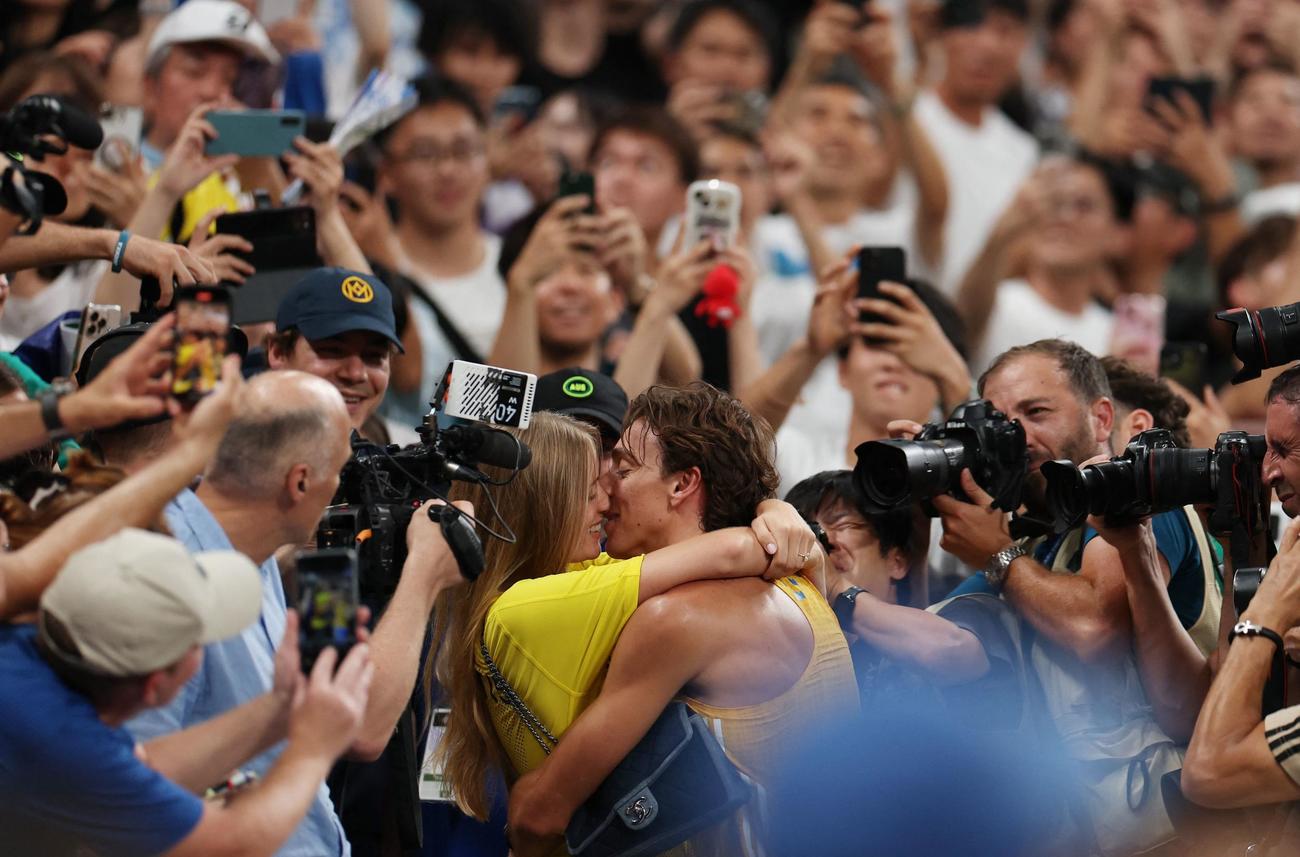 妻でモデルのデシレ・イングランデルと抱き合い、キスで喜びを分かち合ったアルマント・デュプランティス（ロイター）