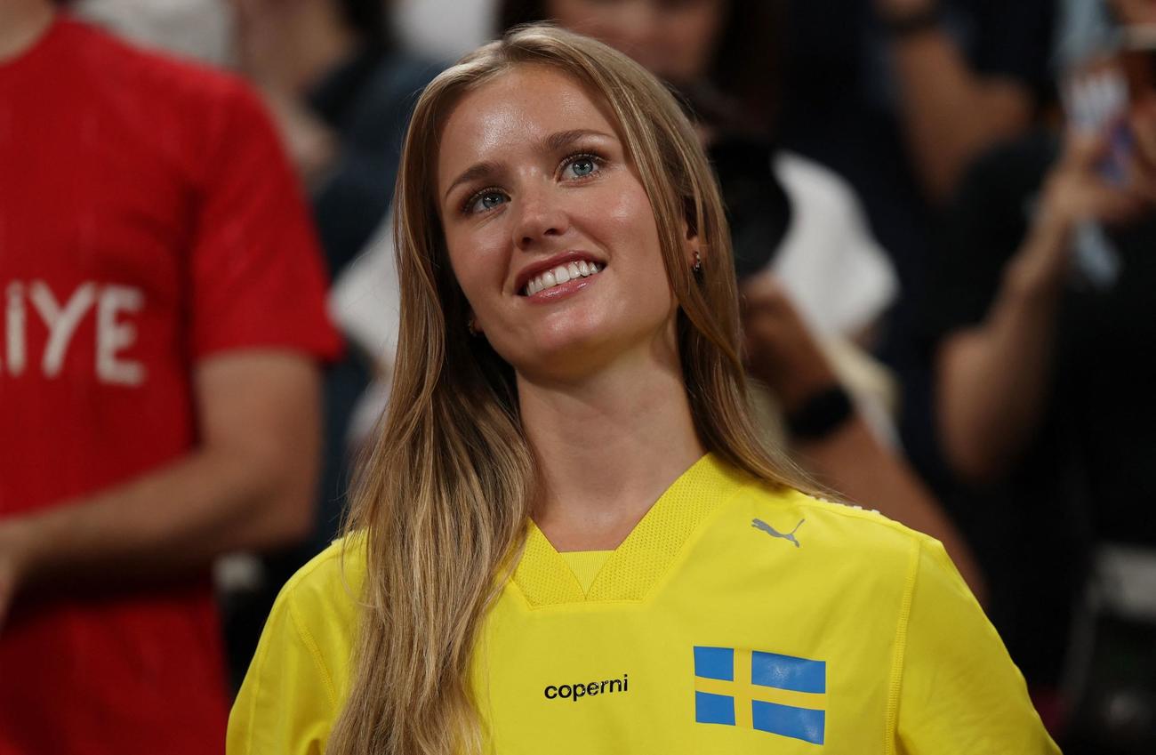 デュプランティスの跳躍を見守る、パートナーのデジレ・イングランデルさん（ロイター）