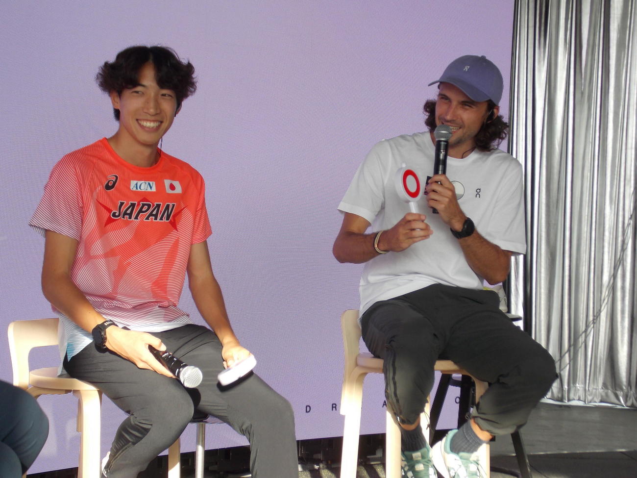 世界選手権男子3000メートル障害金メダルのビーミッシュ（右）と8位の三浦龍司は一夜明け、トークショーで笑顔を見せる（撮影・松本航）