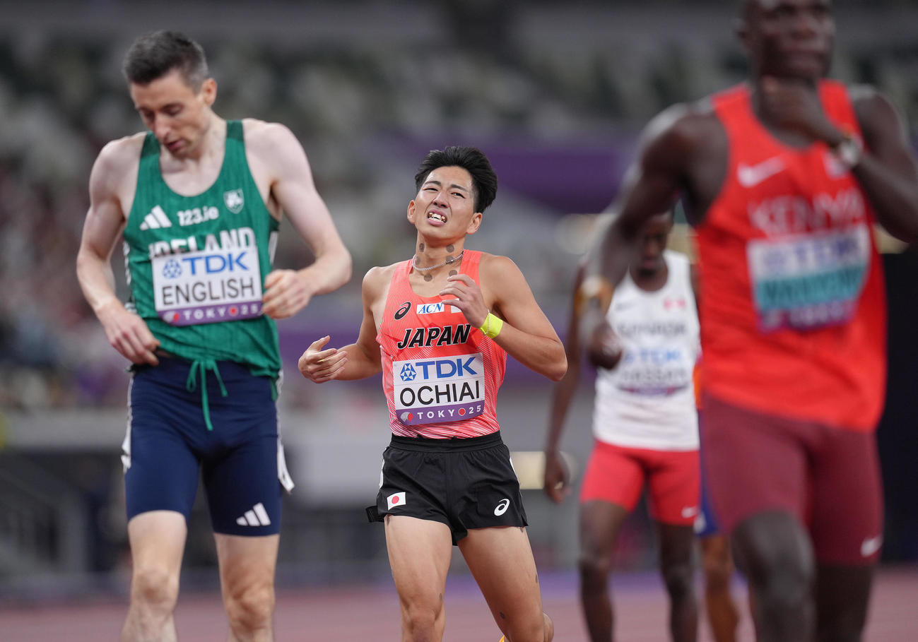 男子800メートル予選、苦しそうな表情でゴールする落合（撮影・足立雅史）