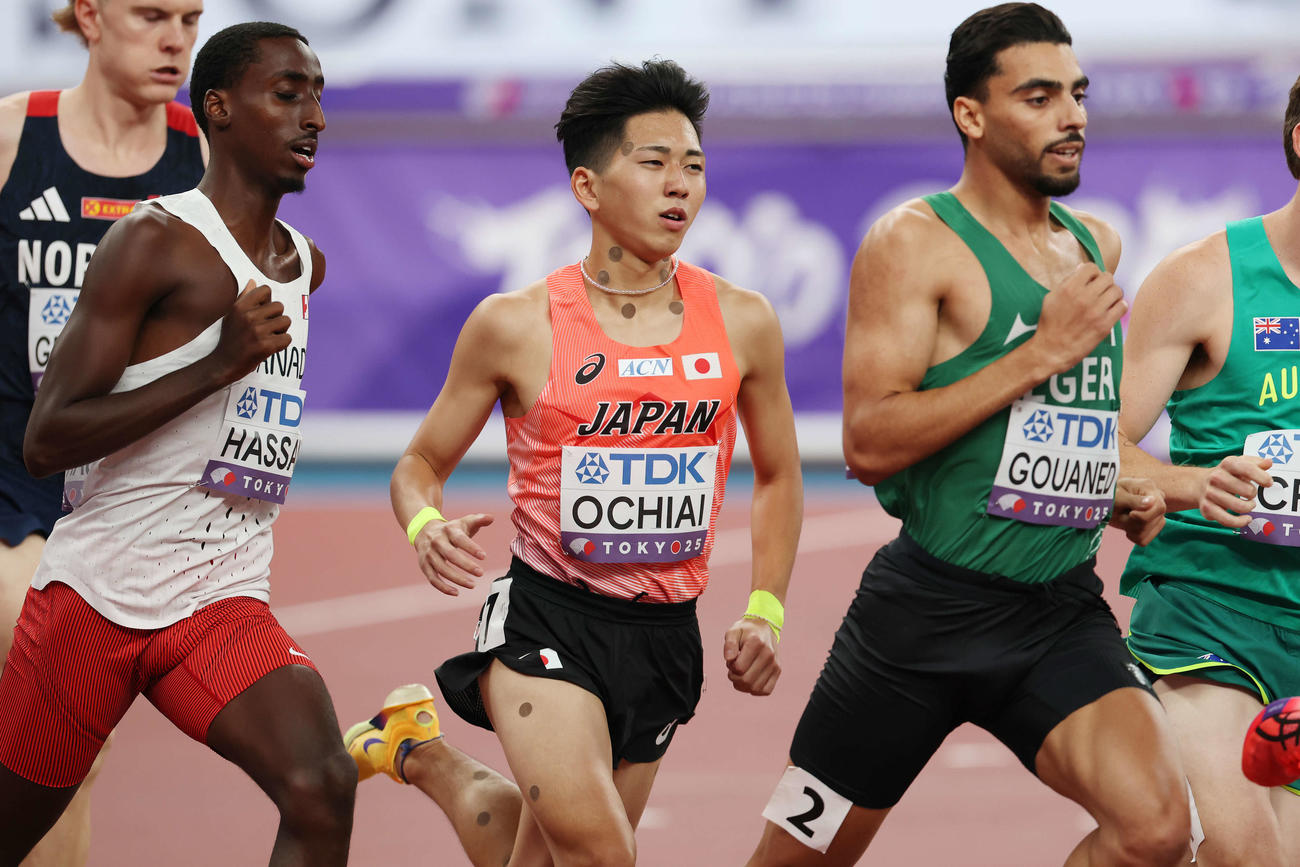 男子800メートル予選　力走する落合（撮影・宮地輝）