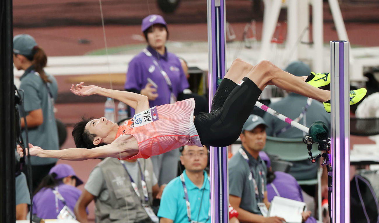 男子走り高跳び決勝　2メートル20をクリアする赤松（撮影・宮地輝）