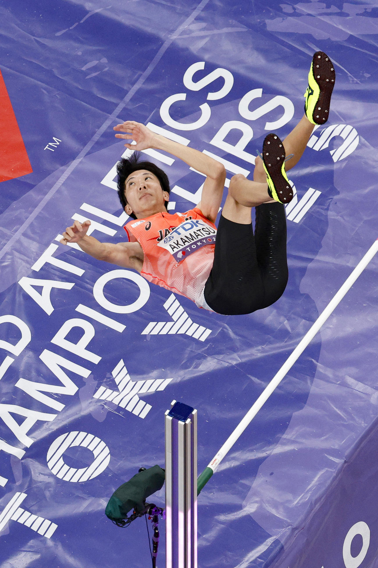 男子走り高跳び決勝　2m24をクリアする赤松諒一（共同）