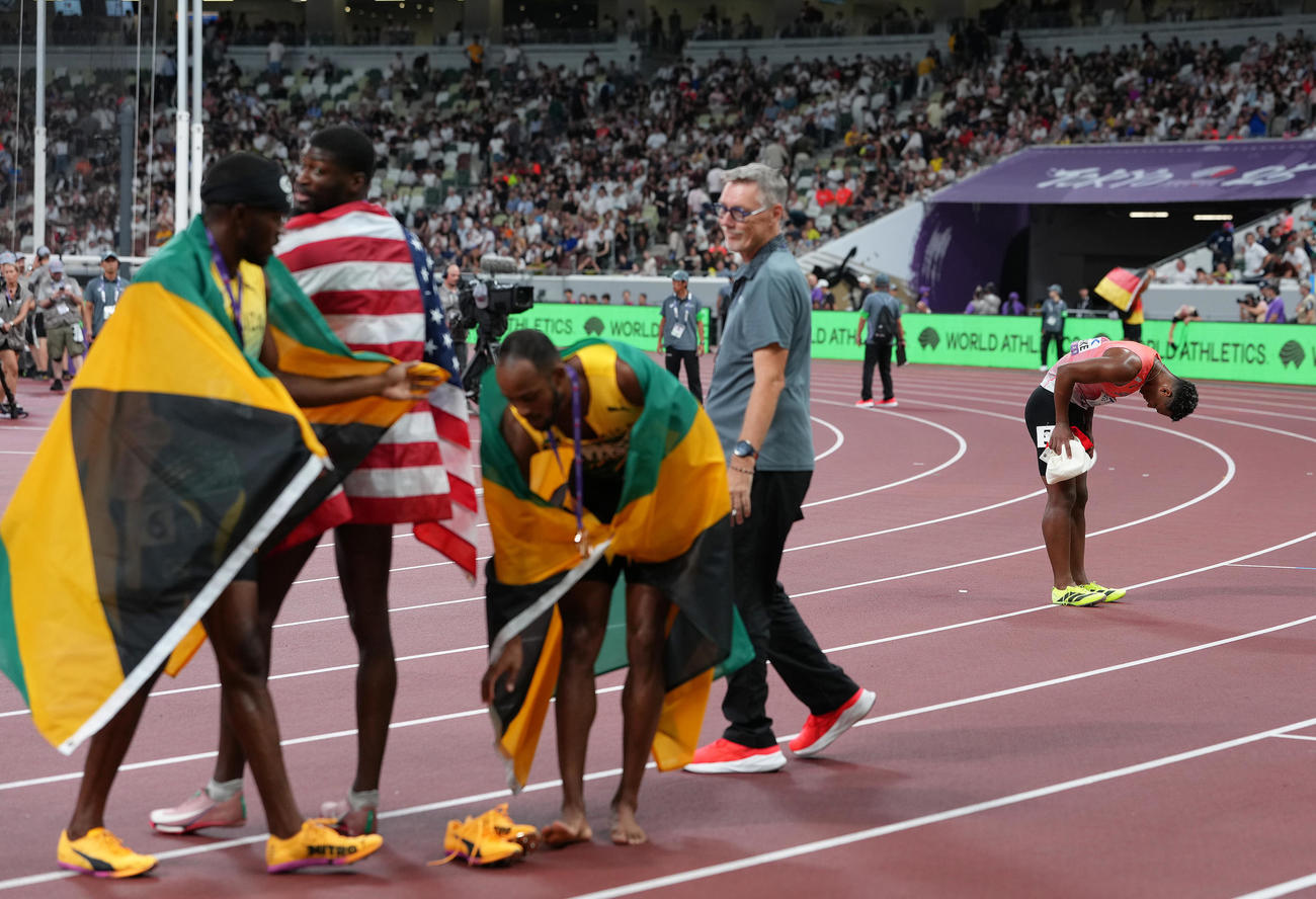 男子110メートル障害決勝　5着の村竹はスタンドに一礼する（撮影・足立雅史）