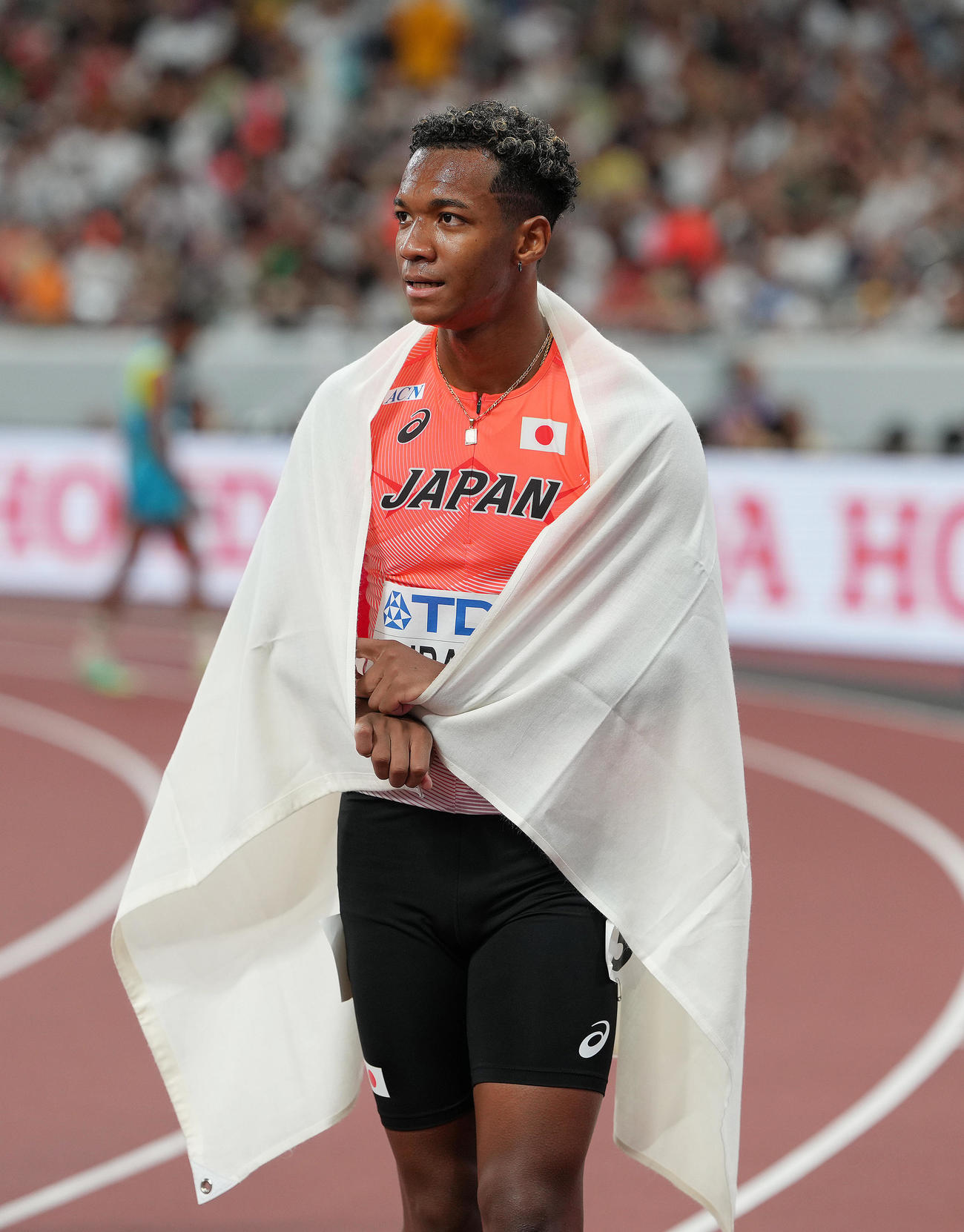 東京2025陸上世界選手権（世界陸上）　男子110メートル障害決勝　5位入賞しも悔しそうに引き揚げる村竹（撮影・足立雅史）