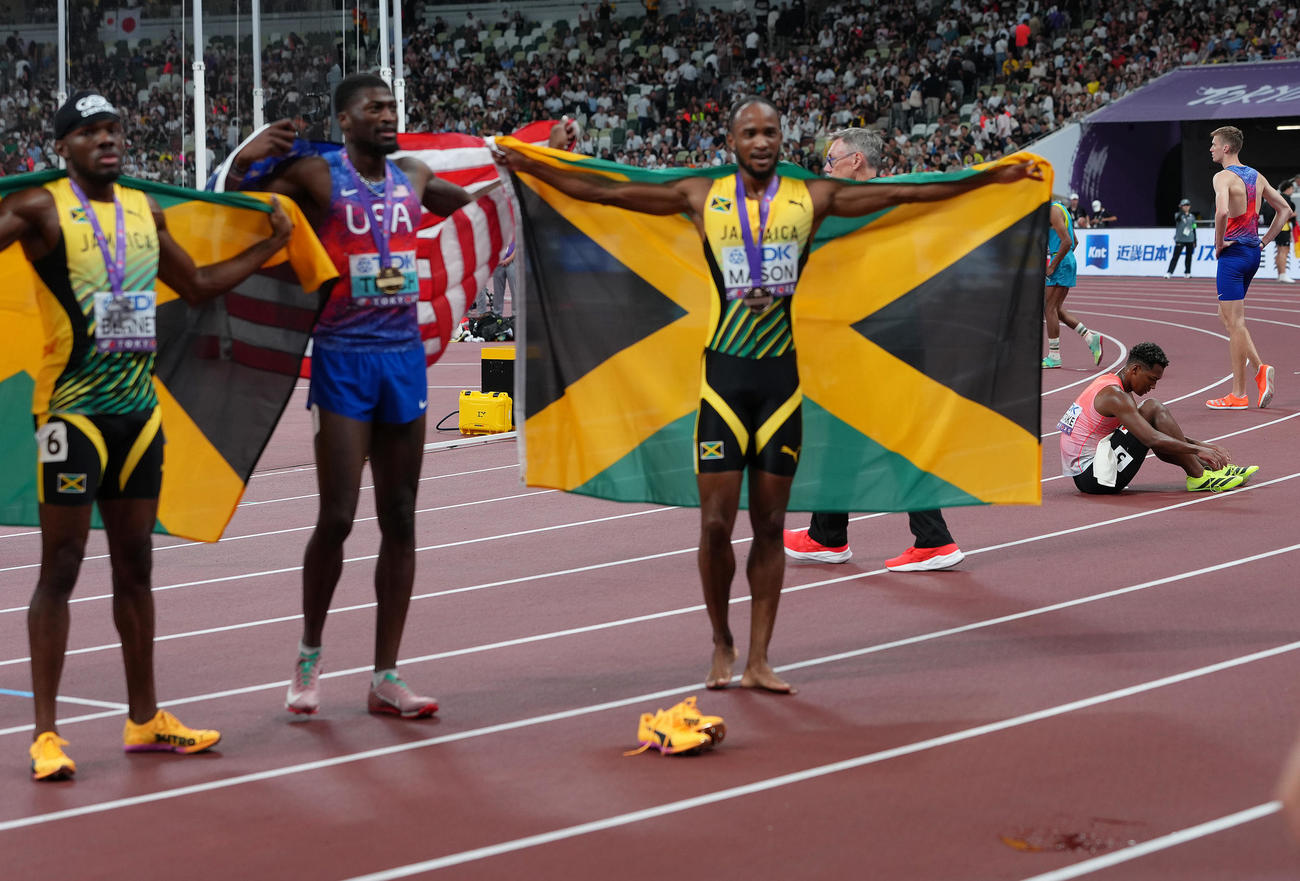 男子110メートル障害決勝　5位の村竹（右から2人目）は悔しそうにトラックに座り込む（撮影・足立雅史）