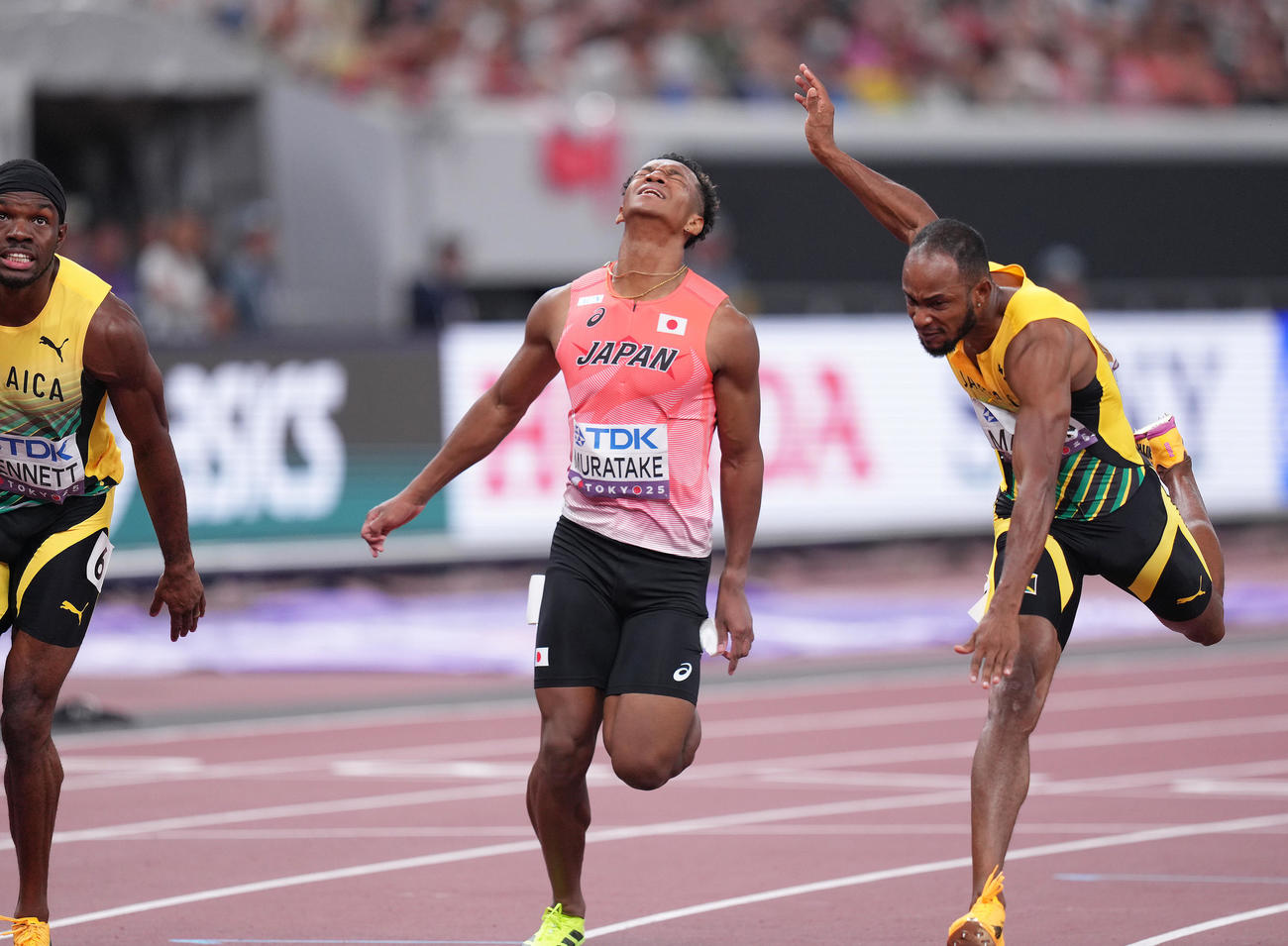 男子110メートル障害決勝　5着の村竹（中央）（撮影・足立雅史）