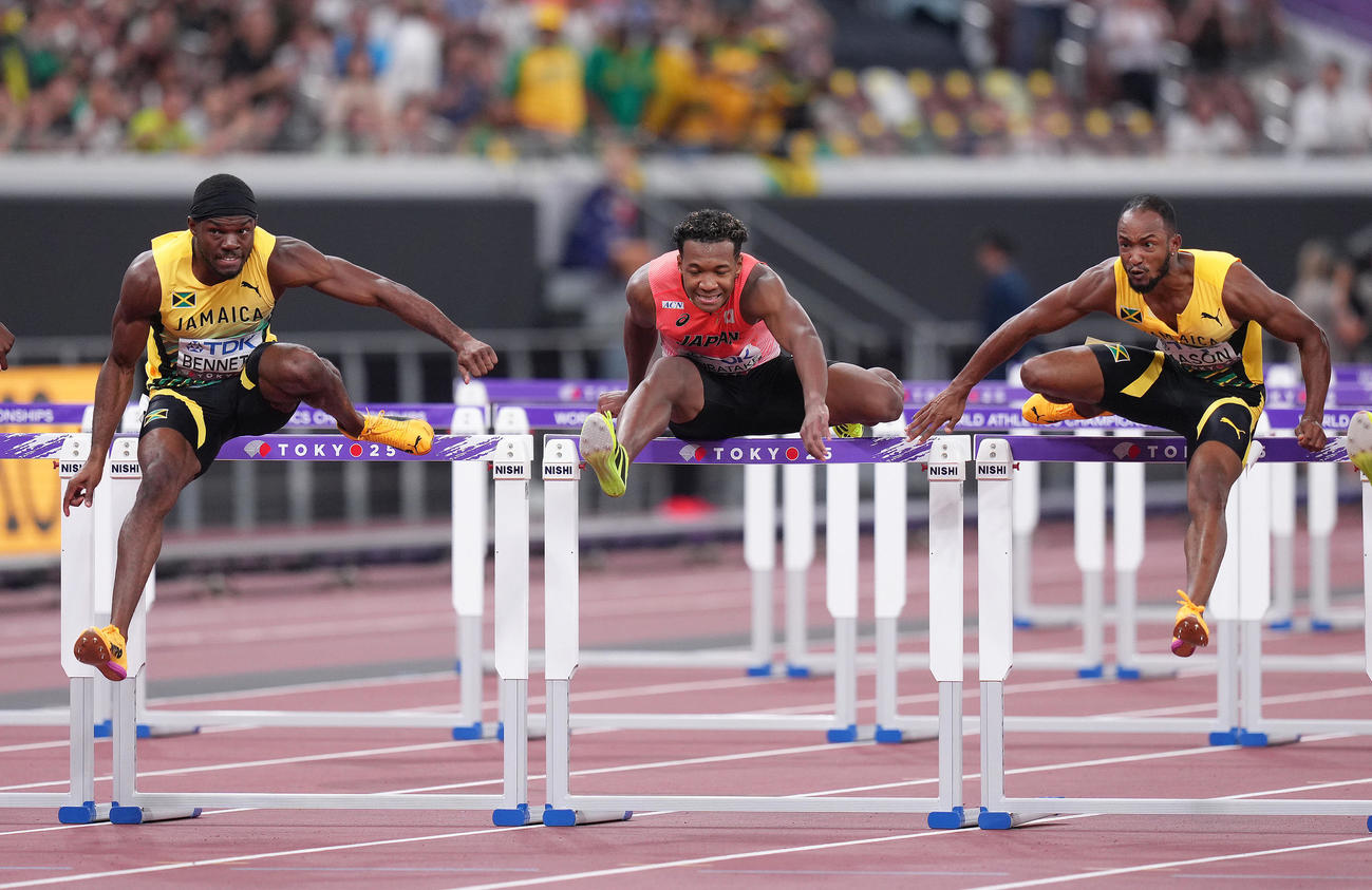 男子110メートル障害決勝　5着の村竹（中央）（撮影・足立雅史）