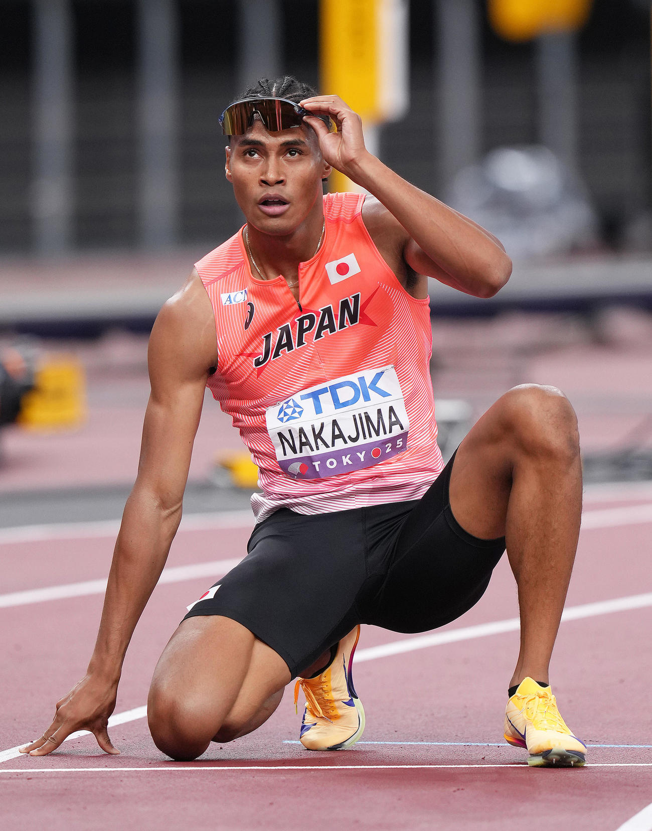 男子400メートル準決勝　ゴールしサングラスを外し、タイムを見つめる中島（撮影・足立雅史）