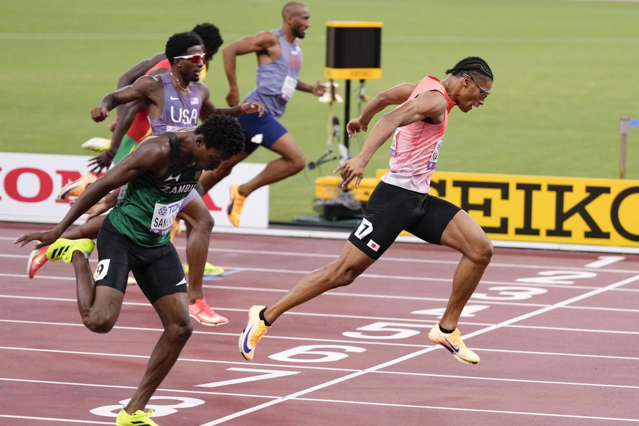 男子400 メートル 準決勝　ゴールする中島佑気ジョセフ（右端）＝国立競技場（共同）