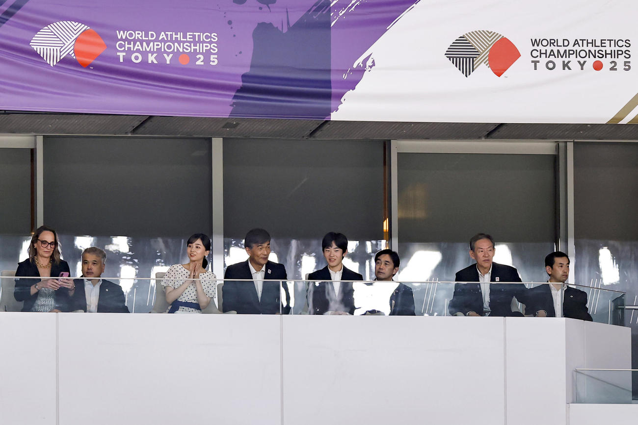 陸上の世界選手権東京大会を観戦される佳子さまと悠仁さま（共同）