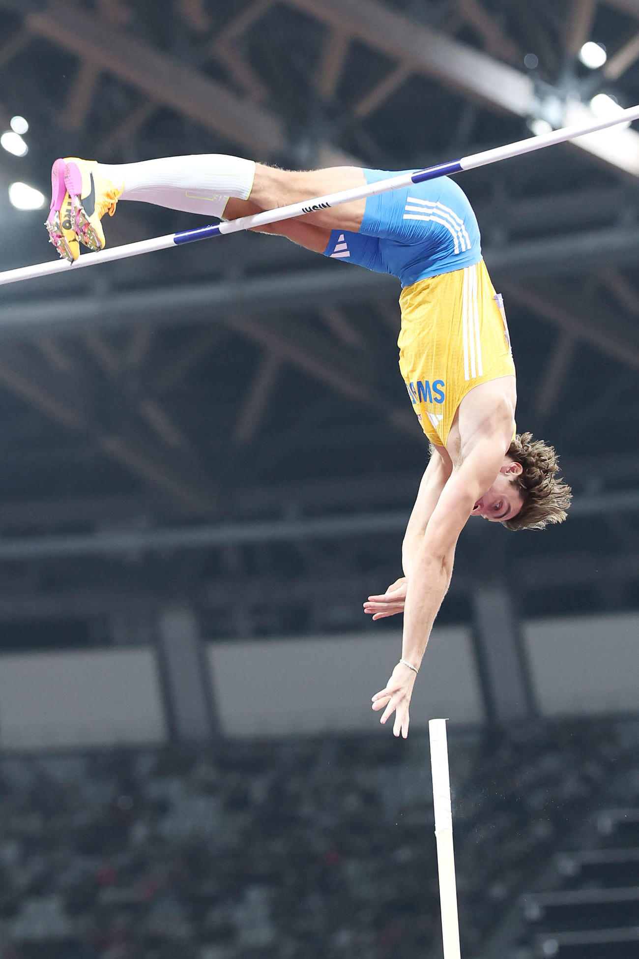 男子棒高跳び決勝　世界新となる6メートル30をクリアするスウェーデンのデュプランティス（撮影・宮地輝）