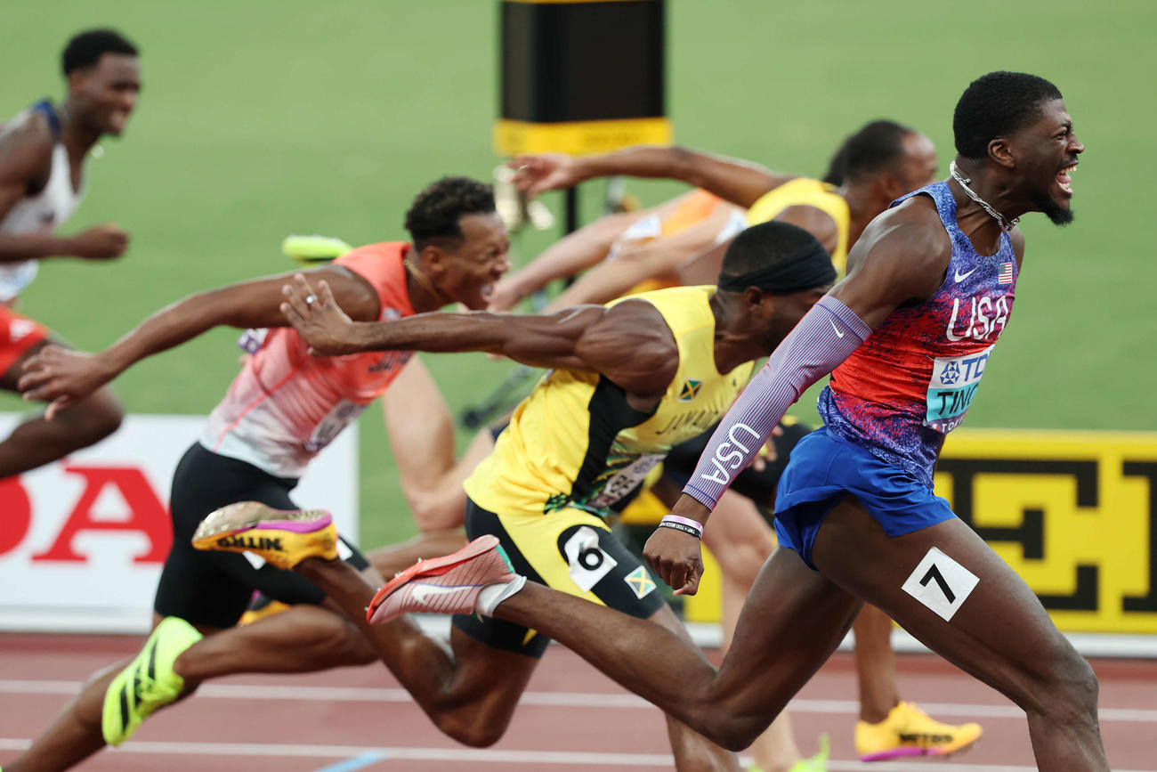 男子110メートル障害決勝　1位でゴールする米国のティンチ。村竹ラシッドは5位（撮影・宮地輝）