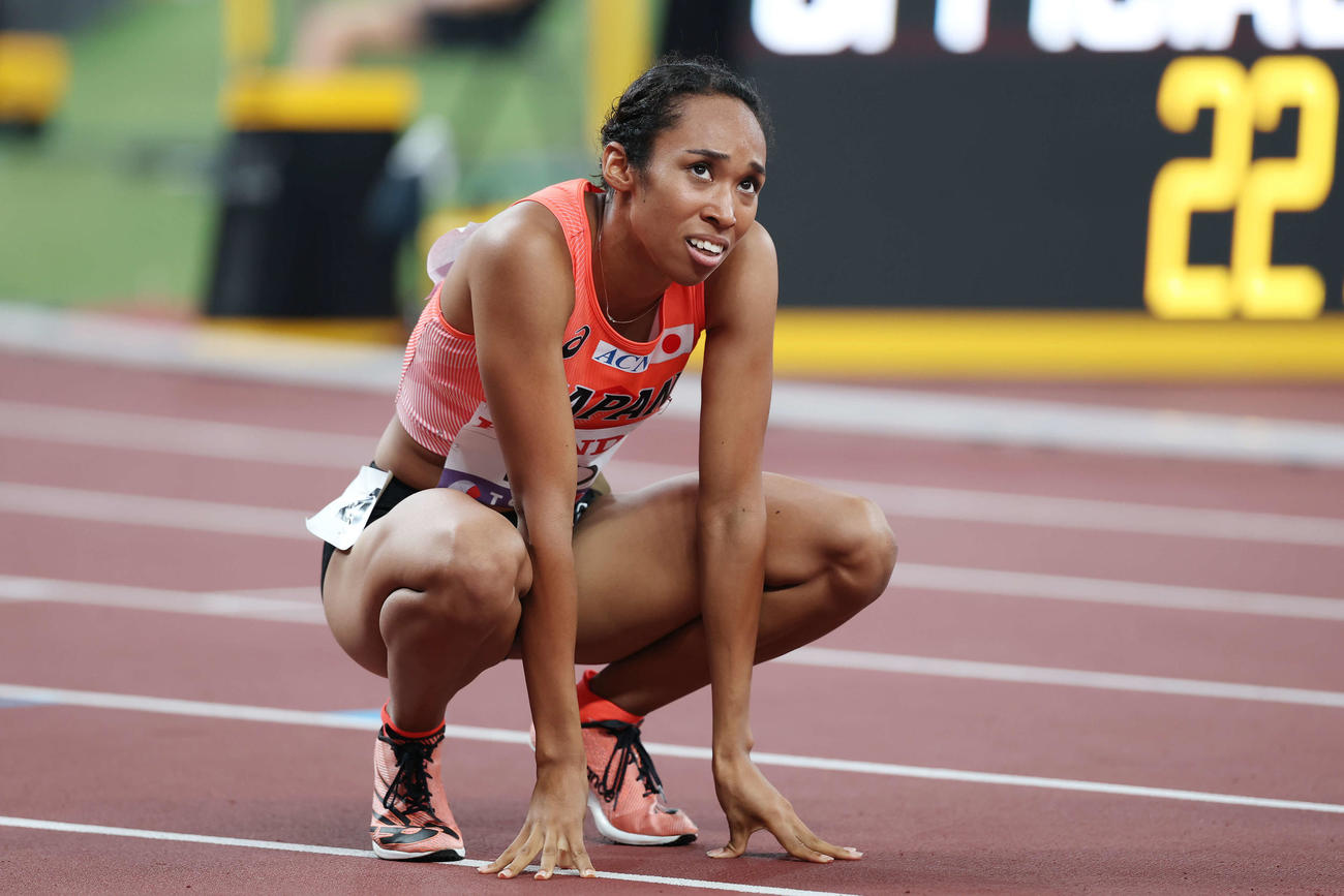 女子200メートル予選　レース後、トラックに手をつく井戸（撮影・宮地輝）