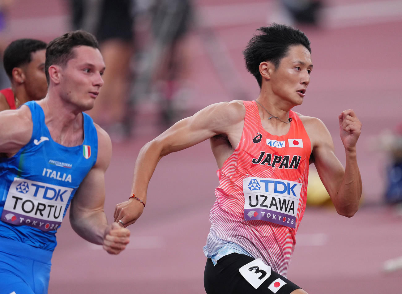 男子200メートル予選　準決勝進出を決めた鵜沢（右）（撮影・足立雅史）