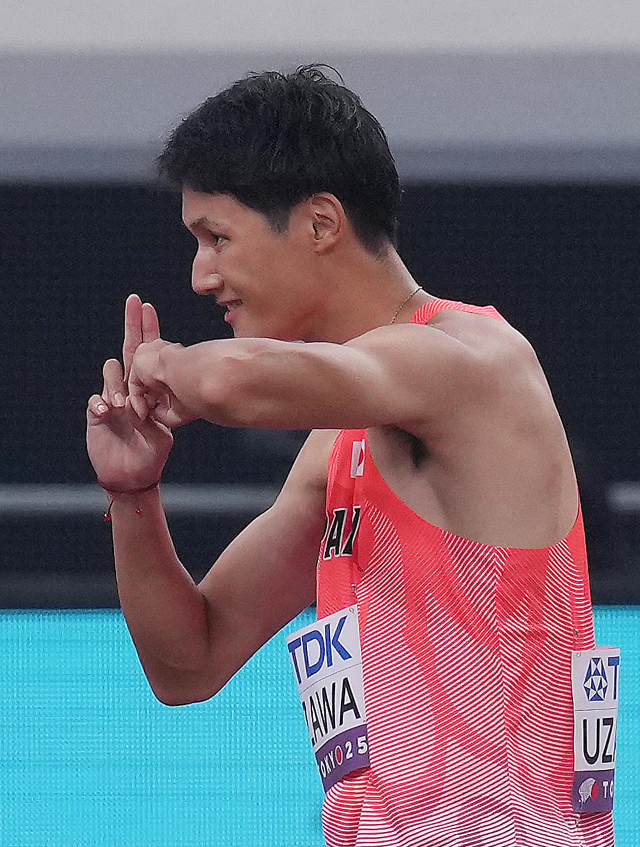 男子200メートル予選　選手紹介されポーズを決める鵜沢（撮影・足立雅史）