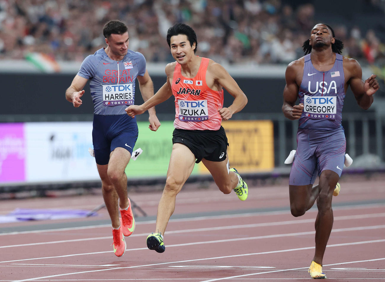 男子200メートル予選　ゴールする飯塚（中央）（撮影・宮地輝）