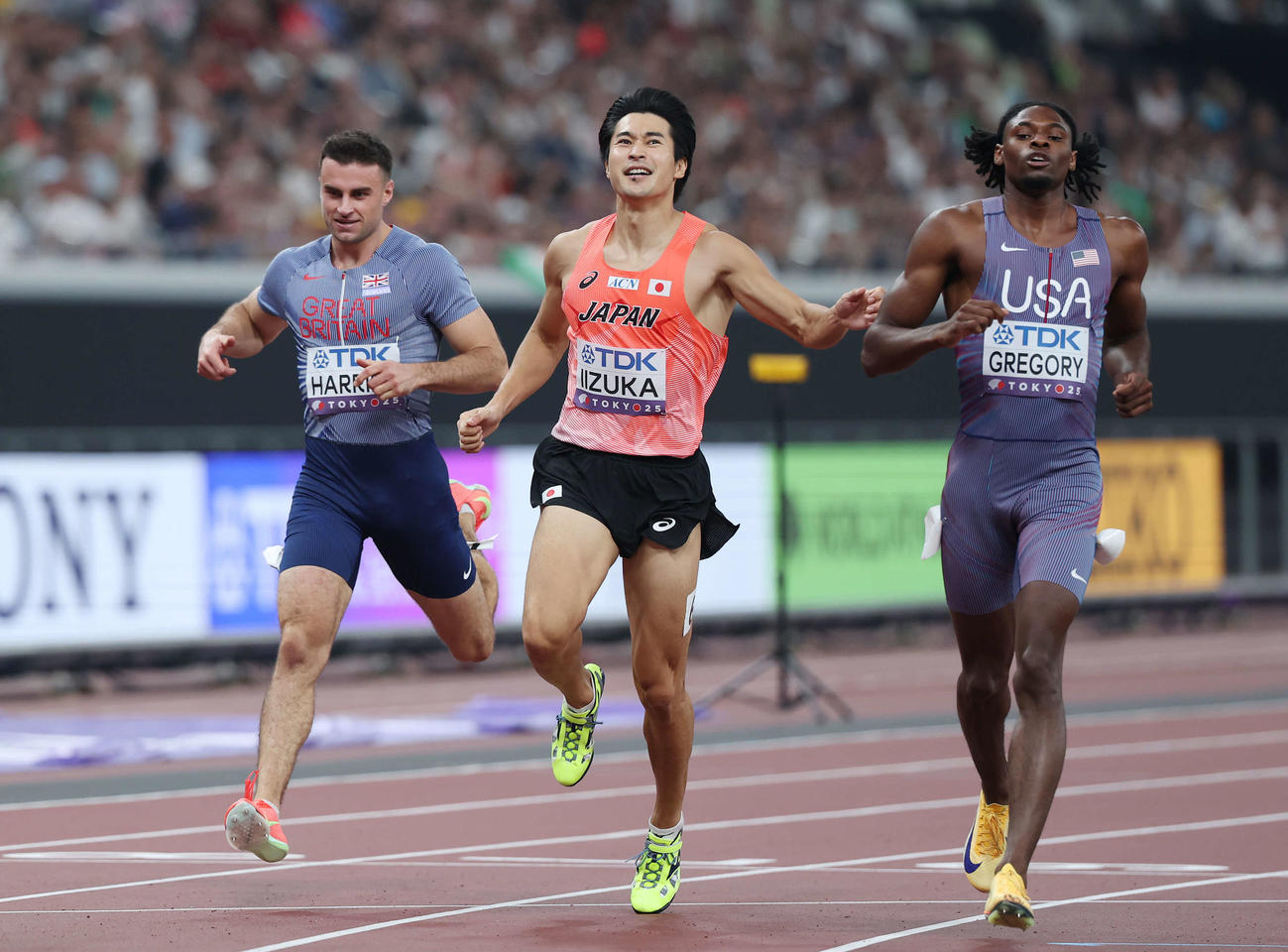 男子200メートル予選　ゴールする飯塚（中央）（撮影・宮地輝）