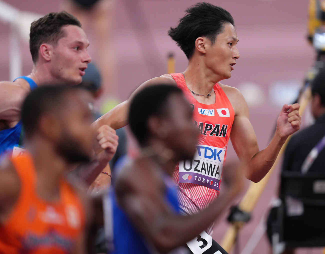 男子200メートル予選　準決勝進出を決めた鵜沢（右）（撮影・足立雅史）
