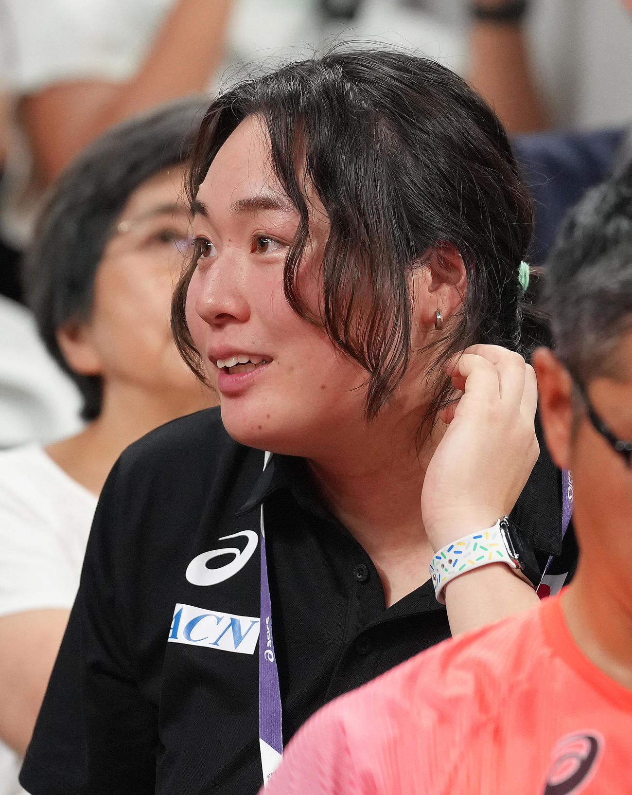 男子やり投げ予選　スタンドから観戦する北口（撮影・足立雅史）