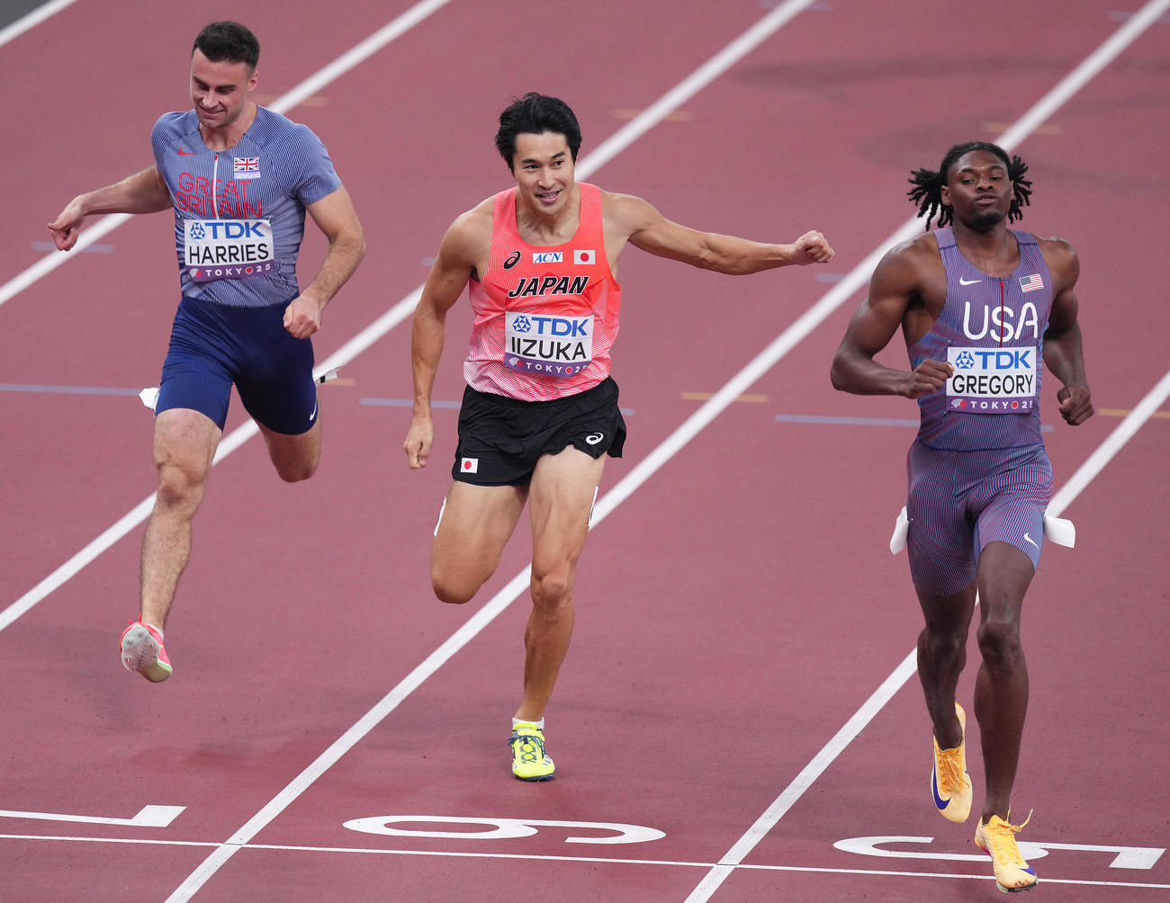 男子200メートル予選でゴールする飯塚（中央）（撮影・足立雅史）