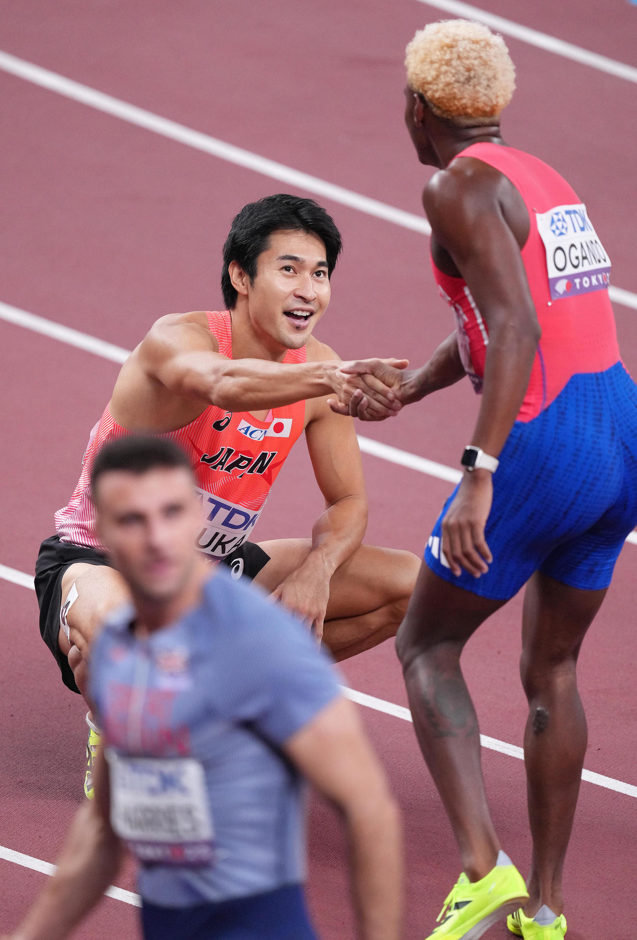 男子200メートル予選敗退となった飯塚は同組の選手と握手を交わす（撮影・足立雅史）