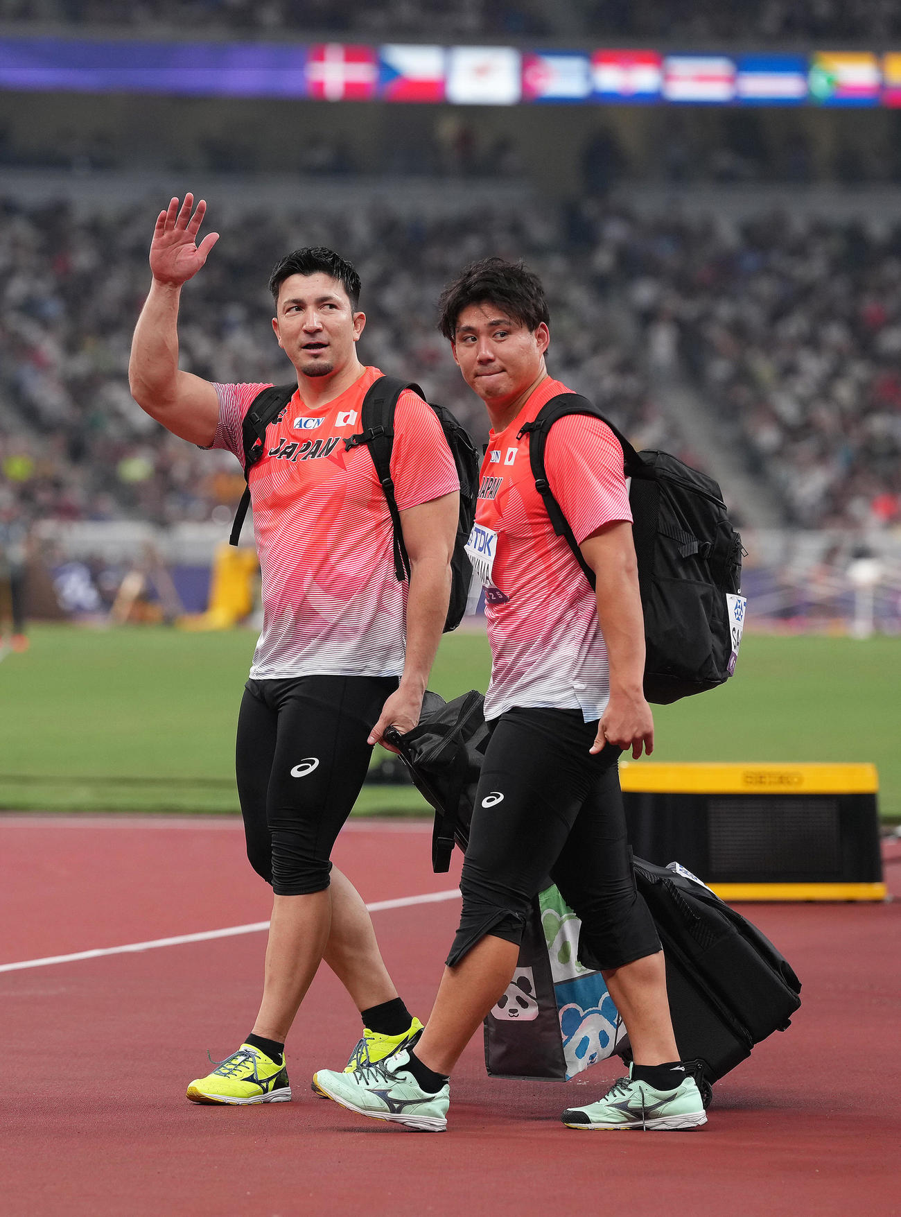 男子やり投げ予選で敗退となり引き揚げるディーン（左）と崎山（撮影・足立雅史）