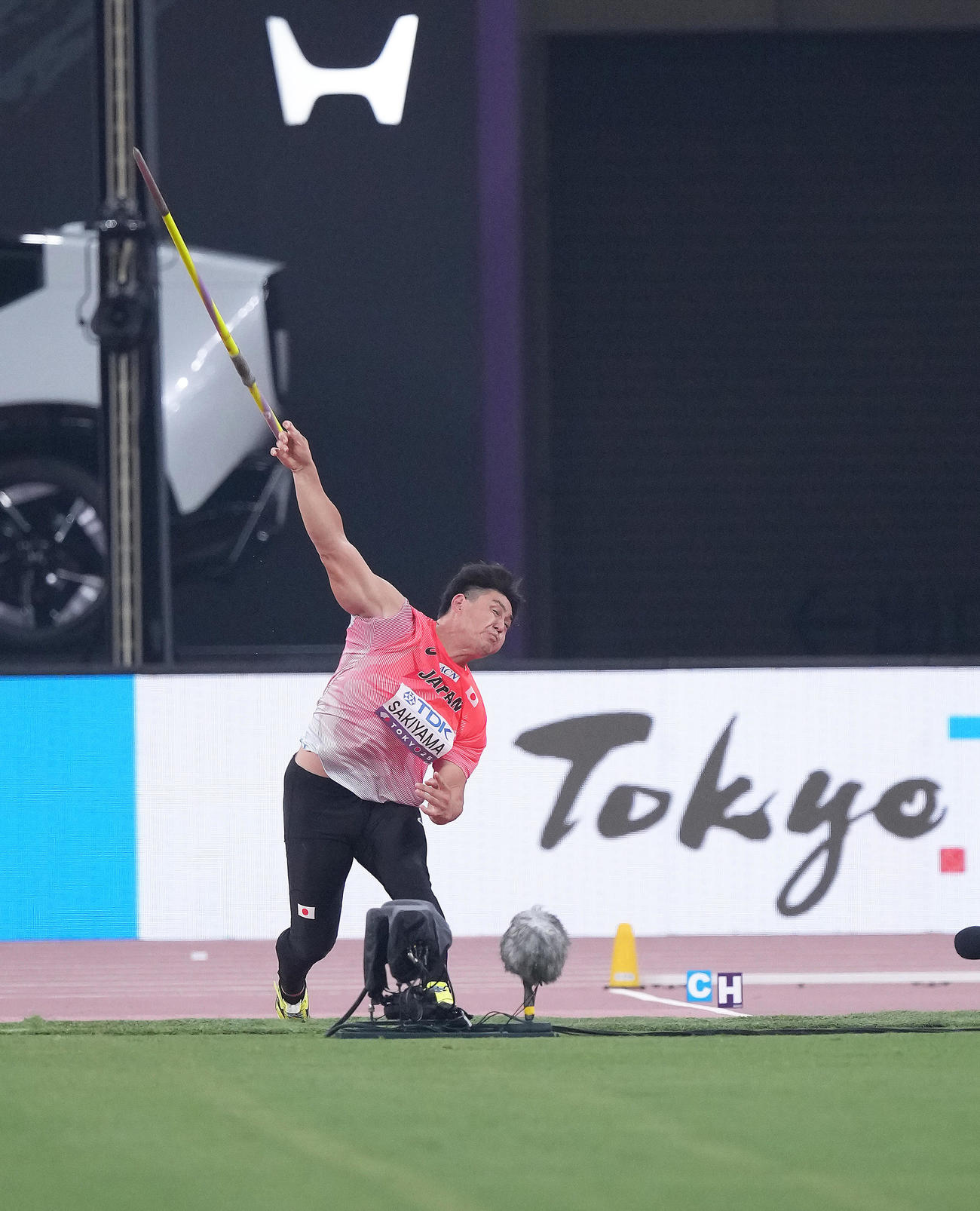 男子やり投げ予選　1回目の投てきに臨む崎山（撮影・足立雅史）