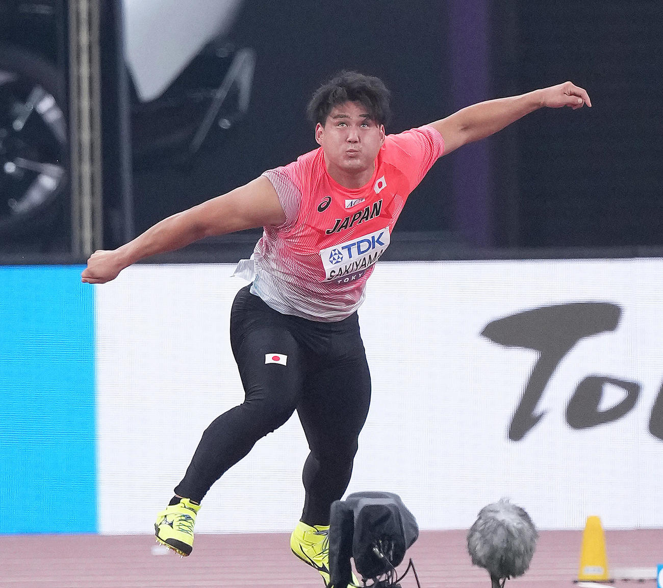 男子やり投げ予選　1回目の投てきに臨む崎山（撮影・足立雅史）