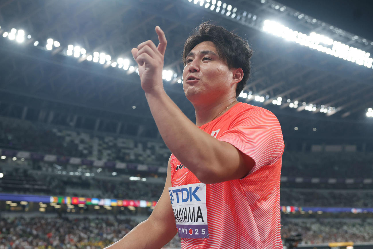 男子やり投げ予選　2投目を終え、コーチと言葉を交わす崎山（撮影・宮地輝）