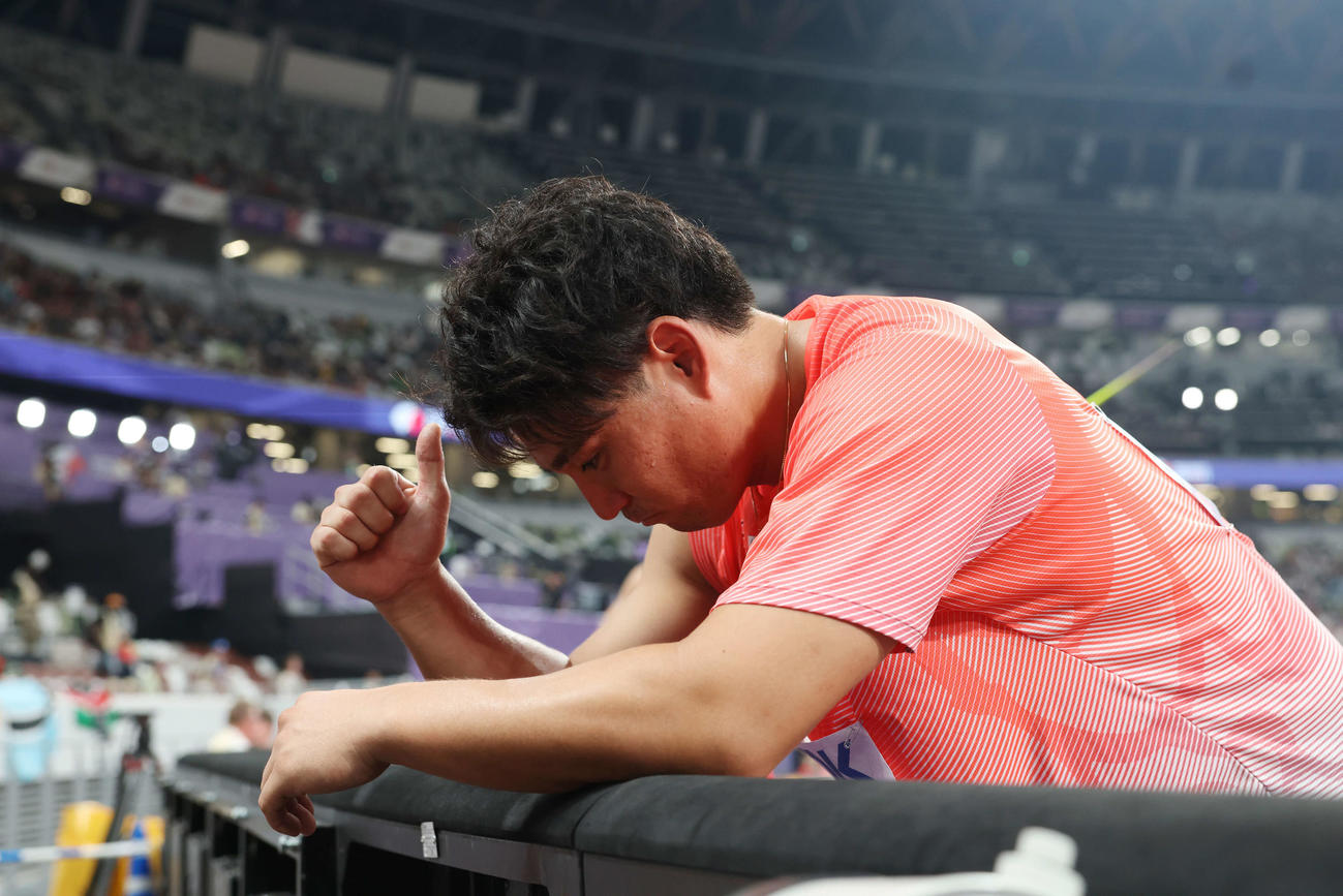 男子やり投げ予選　2投目を終え、コーチの言葉にサムズアップする崎山（撮影・宮地輝）