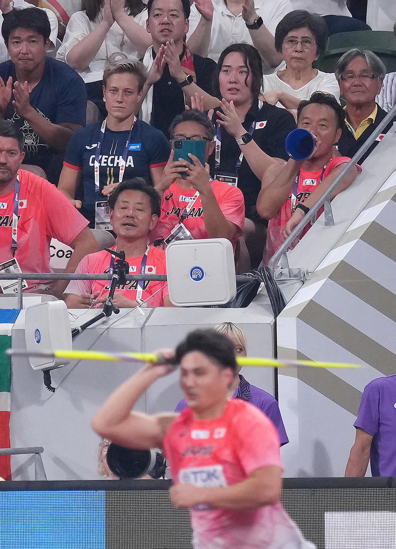 男子やり投げ予選　3回目の投てきに臨む崎山（手前）に声援を送る北口（後方中央）（撮影・足立雅史）