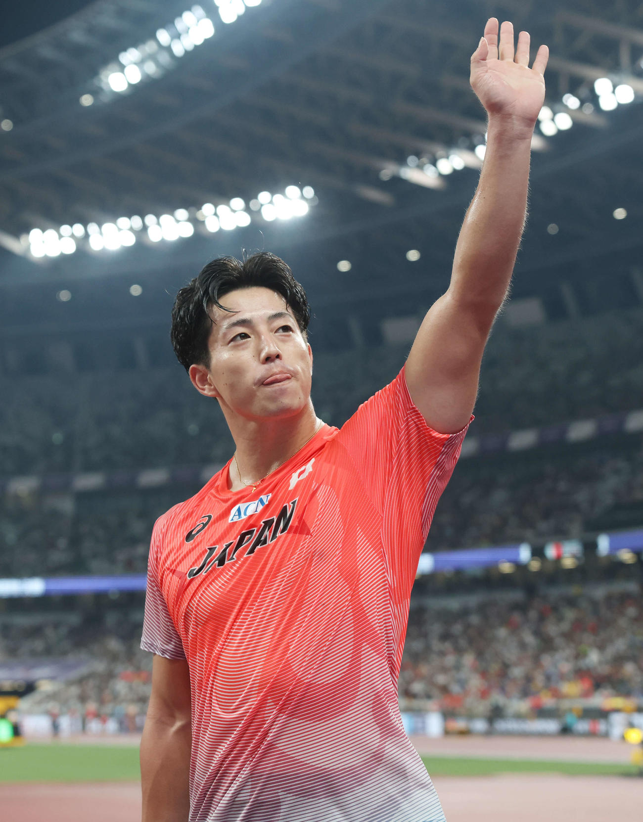 男子やり投げ予選　予選敗退となり、スタンドのファンにあいさつする長沼（撮影・宮地輝）