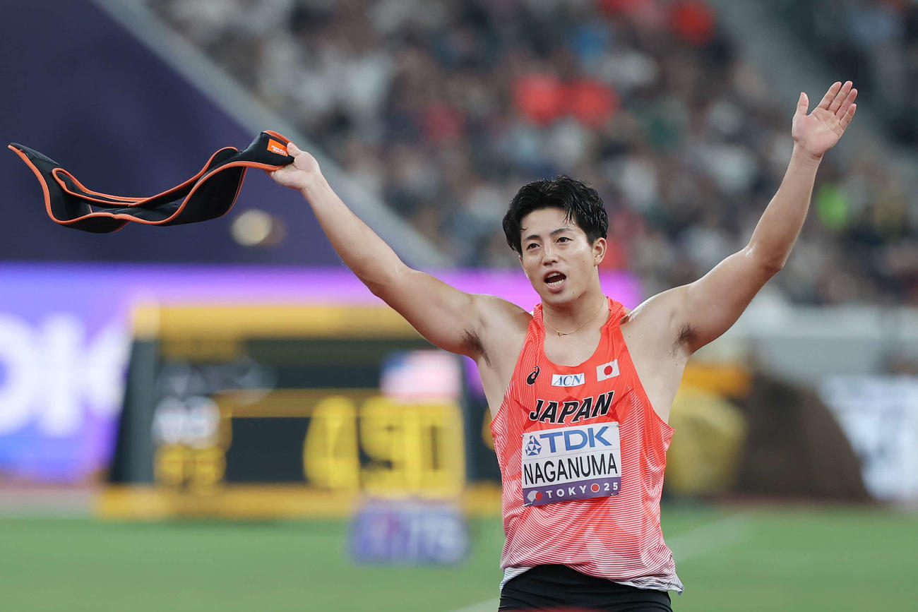 男子やり投げ予選　3投目を終え、スタンドのファンにあいさつする長沼（撮影・宮地輝）