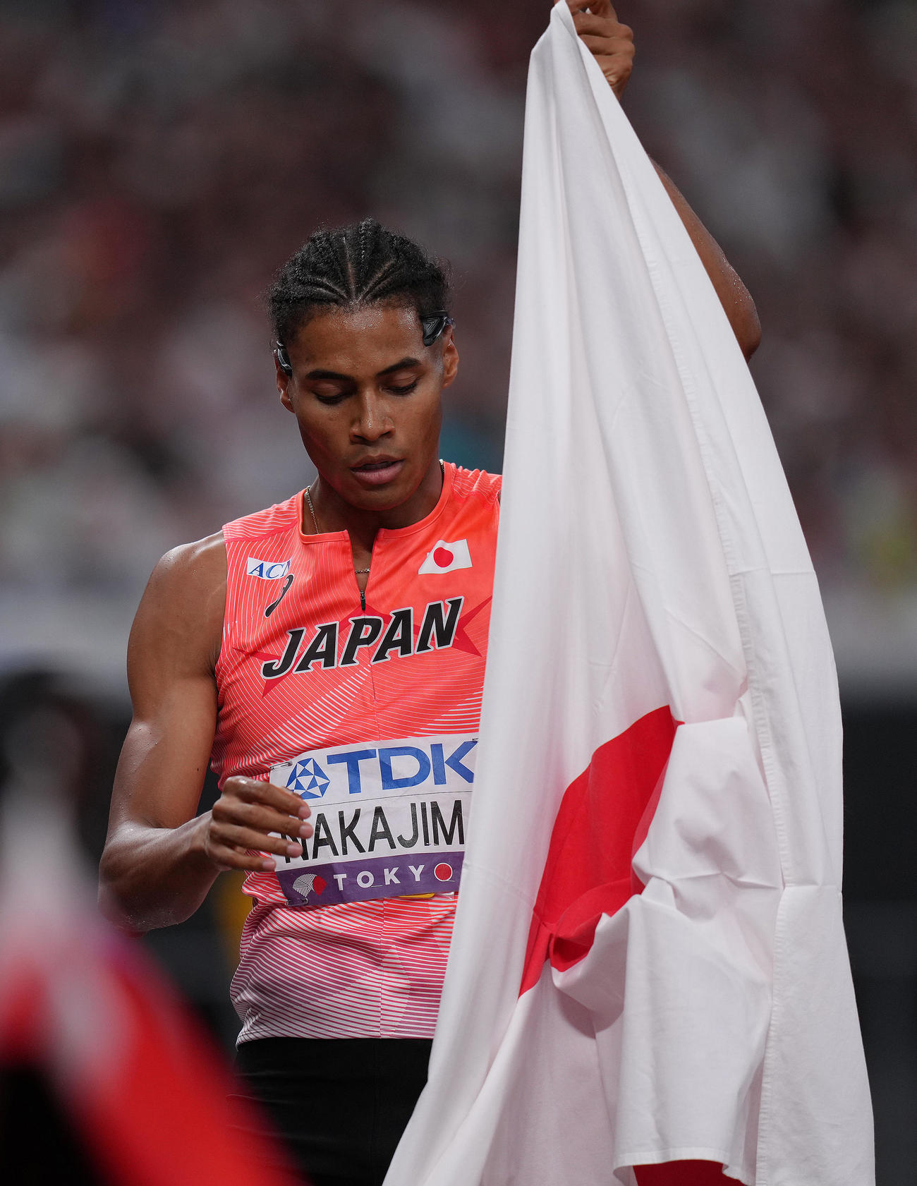 男子400メートル決勝　6位入賞の中島は日の丸を掲げる（撮影・足立雅史）