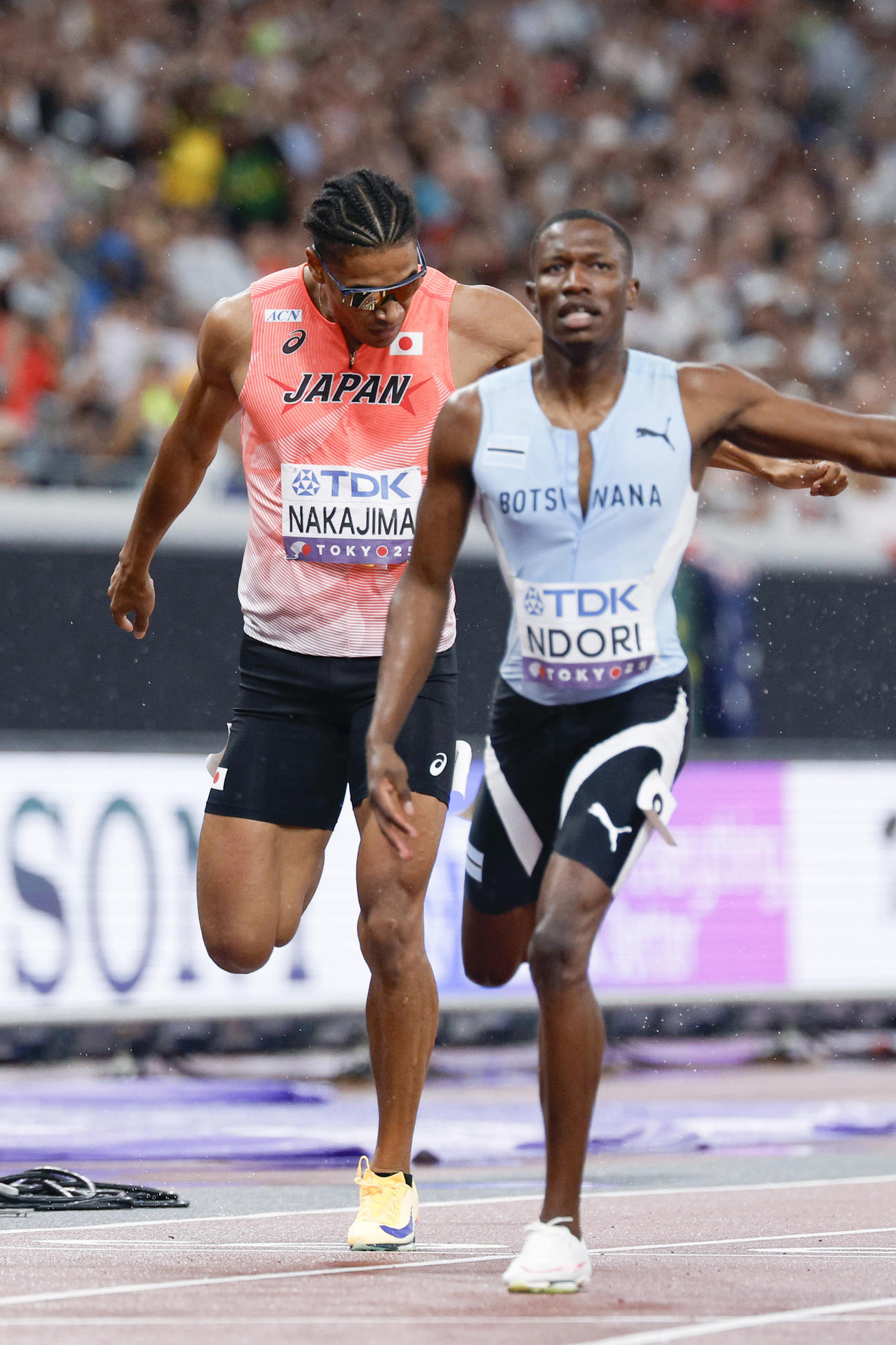 男子400メートル決勝　ゴールする中島佑気ジョセフ（左）（共同）