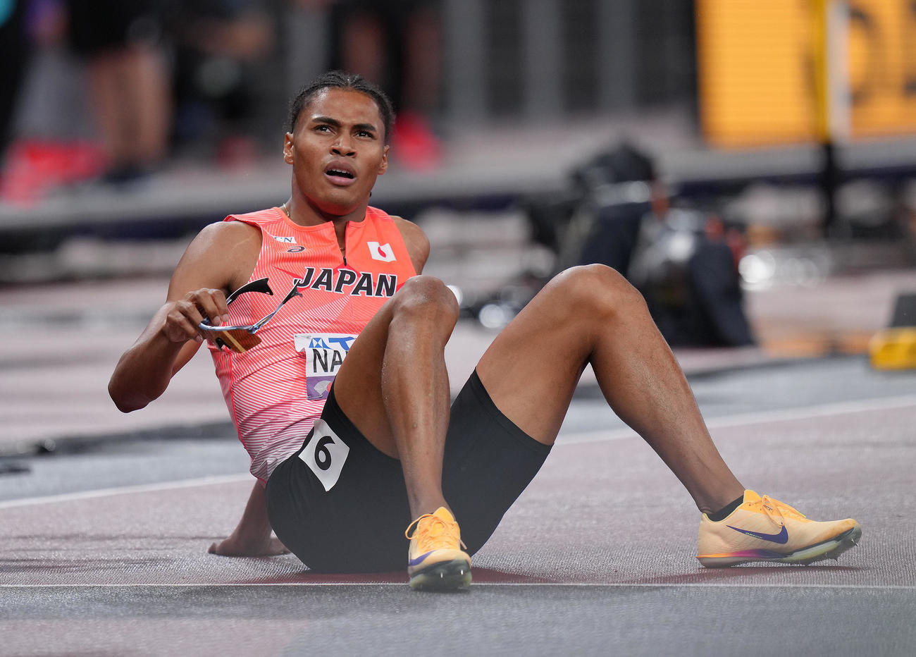 男子400メートル決勝でゴールし座り込む中島ジョセフ（撮影・足立雅史）