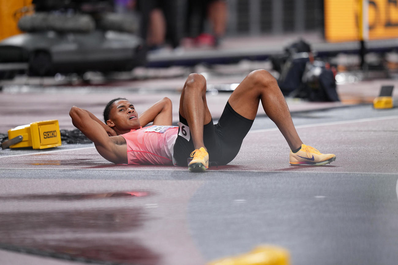 男子400メートル決勝でゴールし倒れ込む中島ジョセフ（撮影・足立雅史）