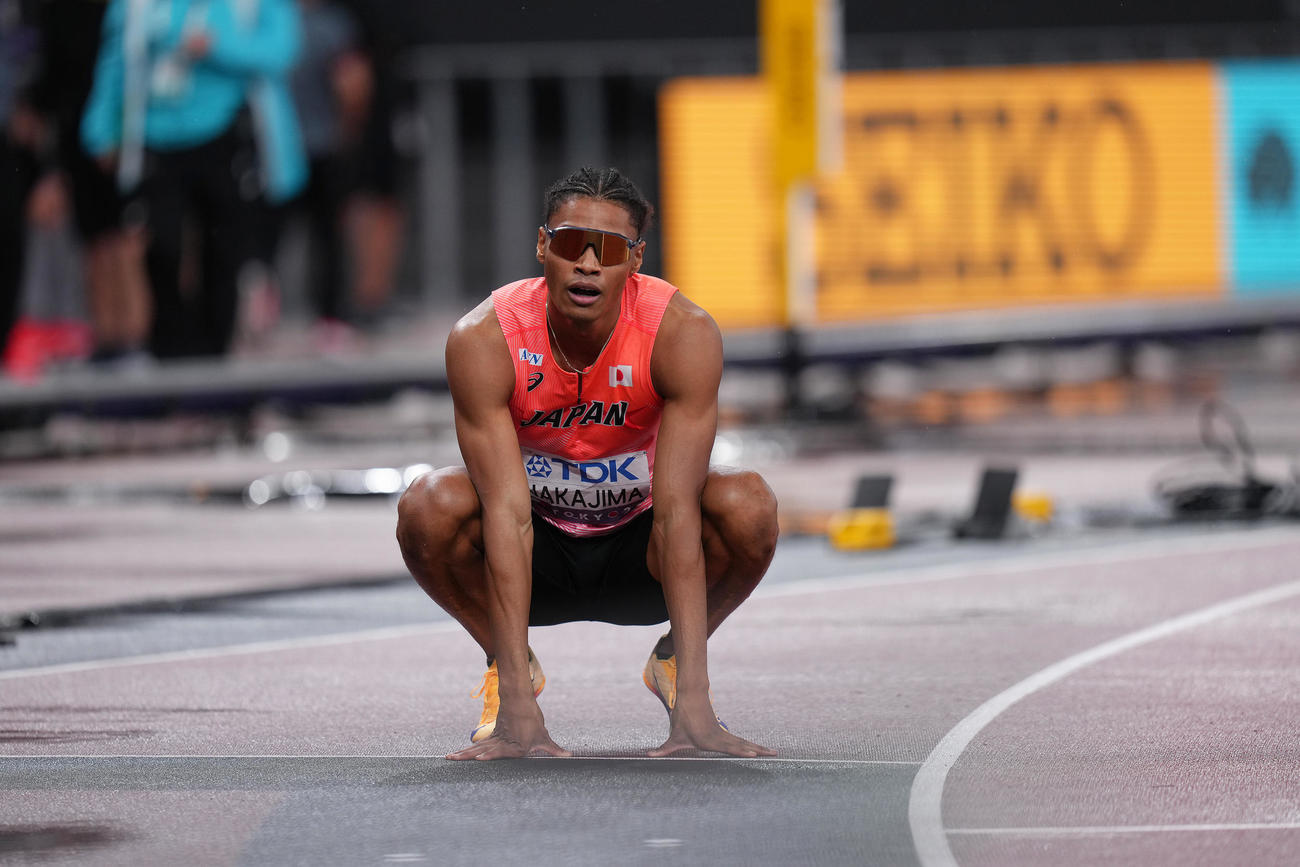 男子400メートル決勝でゴールし座り込む中島ジョセフ（撮影・足立雅史）
