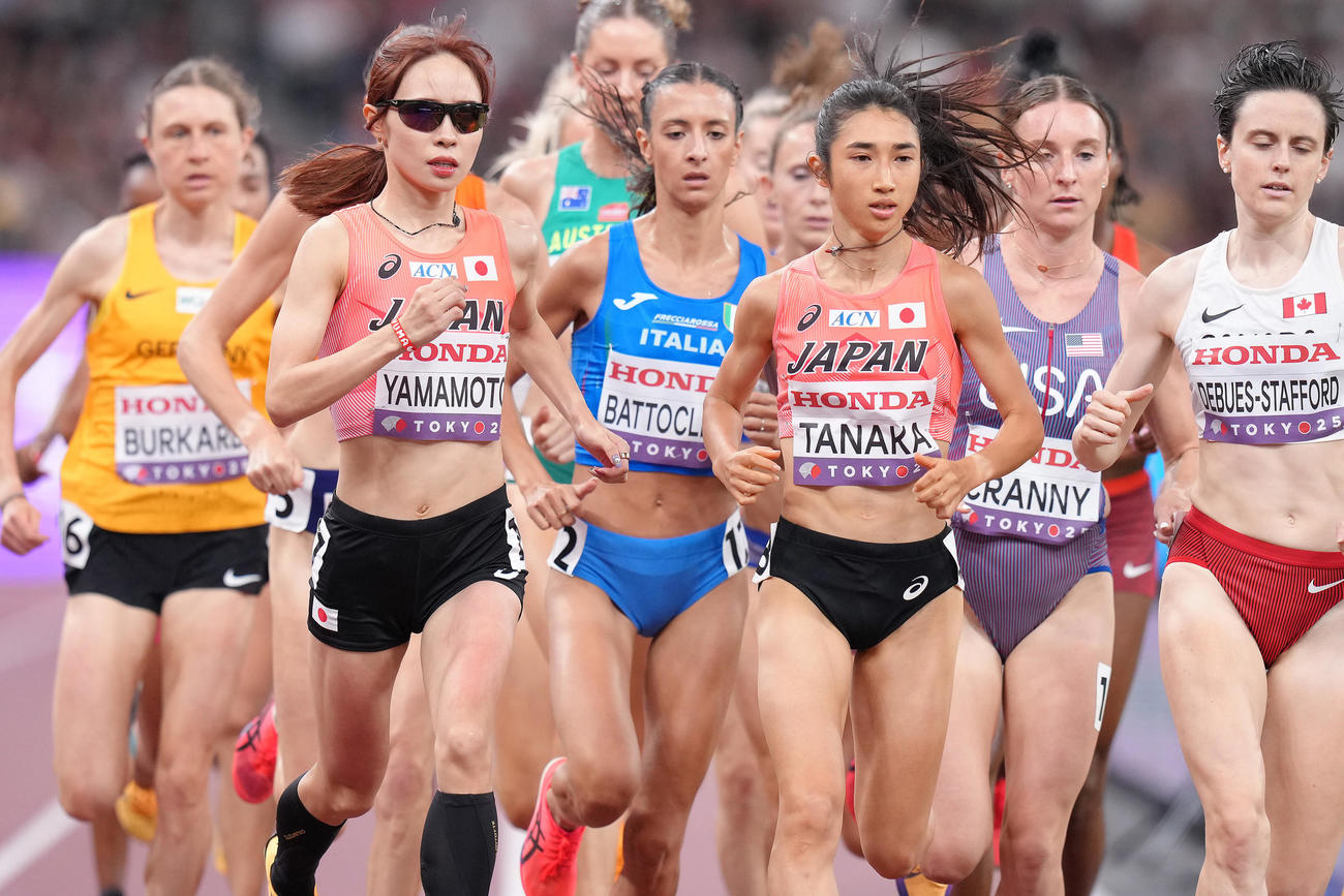 女子5000メートル予選　力走する山本（中央左）、田中（同右）（撮影・足立雅史）