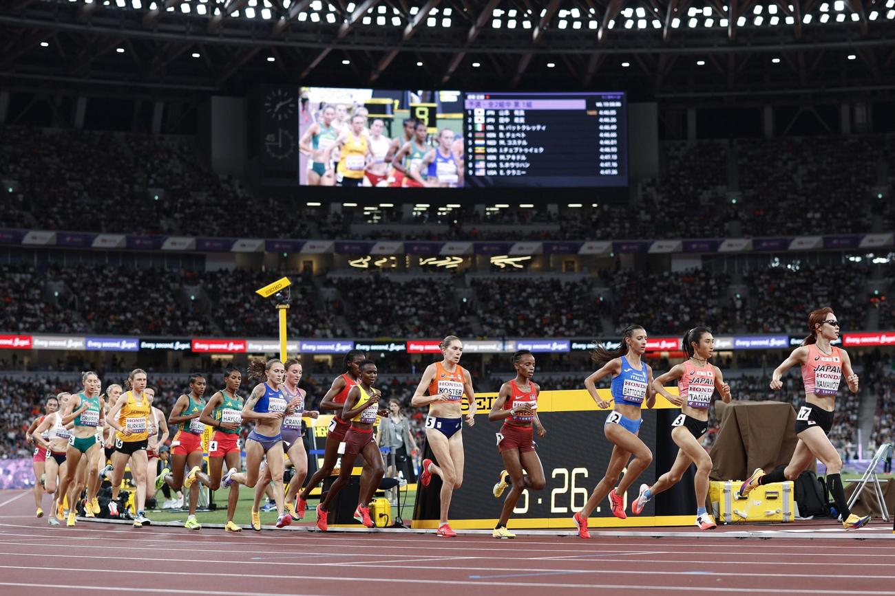 女子5000メートル予選　力走する（右から）山本有真、田中希実（共同）