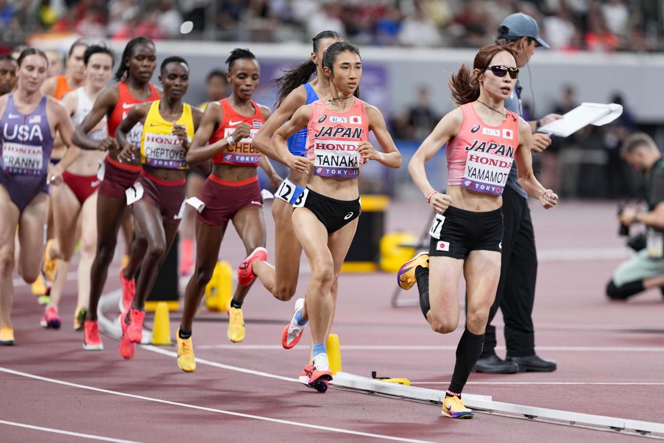 女子5000メートル予選　力走する（右から）山本有真、田中希実（共同）