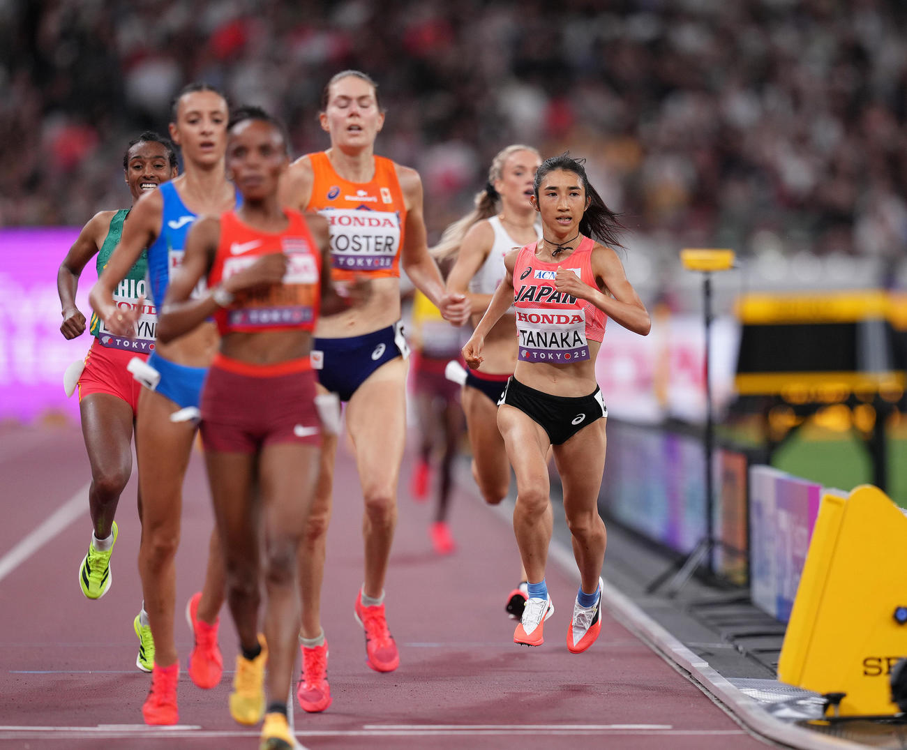 女子5000メートル予選　ゴールする田中（右）（撮影・足立雅史）