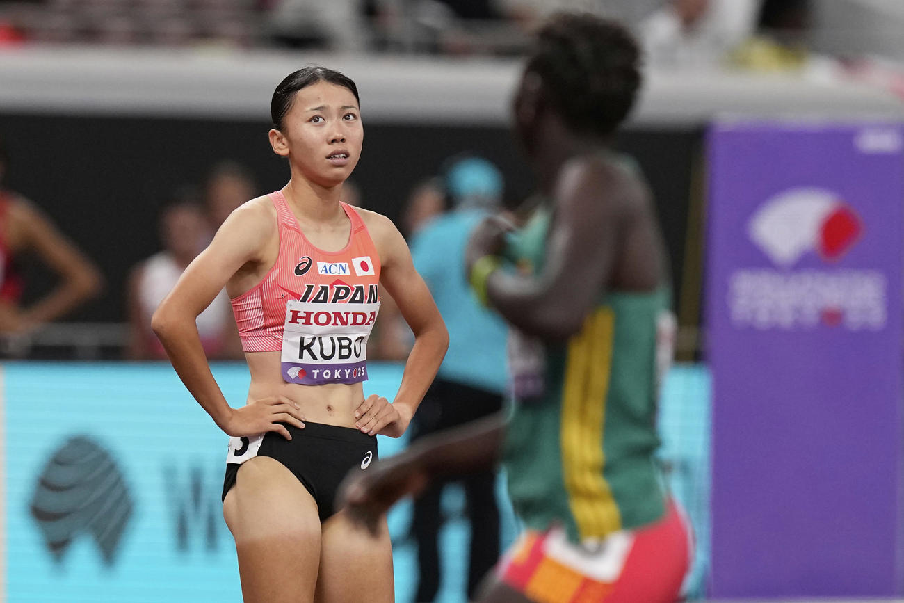 女子800メートルで予選敗退が決まり悔しそうな表情の久保凛（AP）
